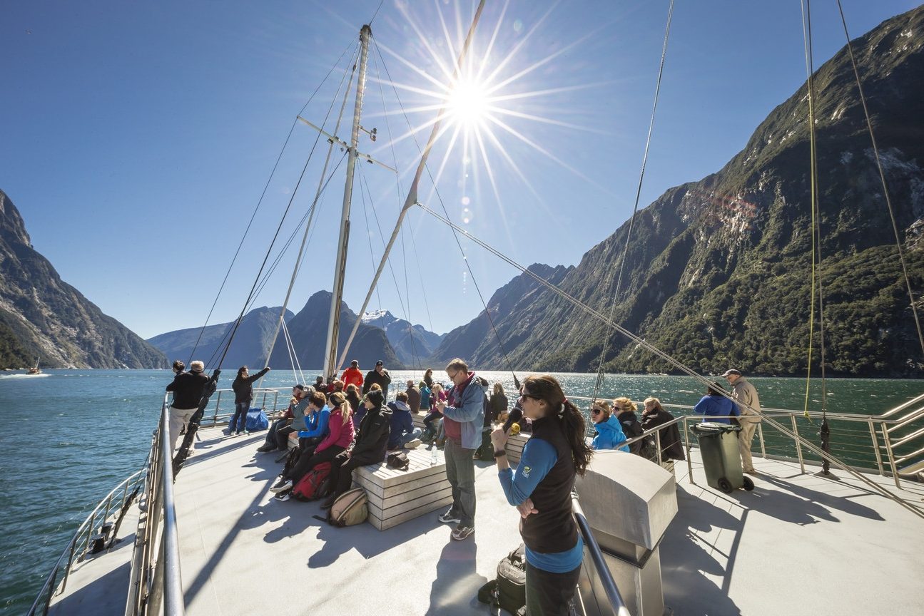De Milford Wanderer boot tijdens de Milford Sound cruise in Nieuw-Zeeland