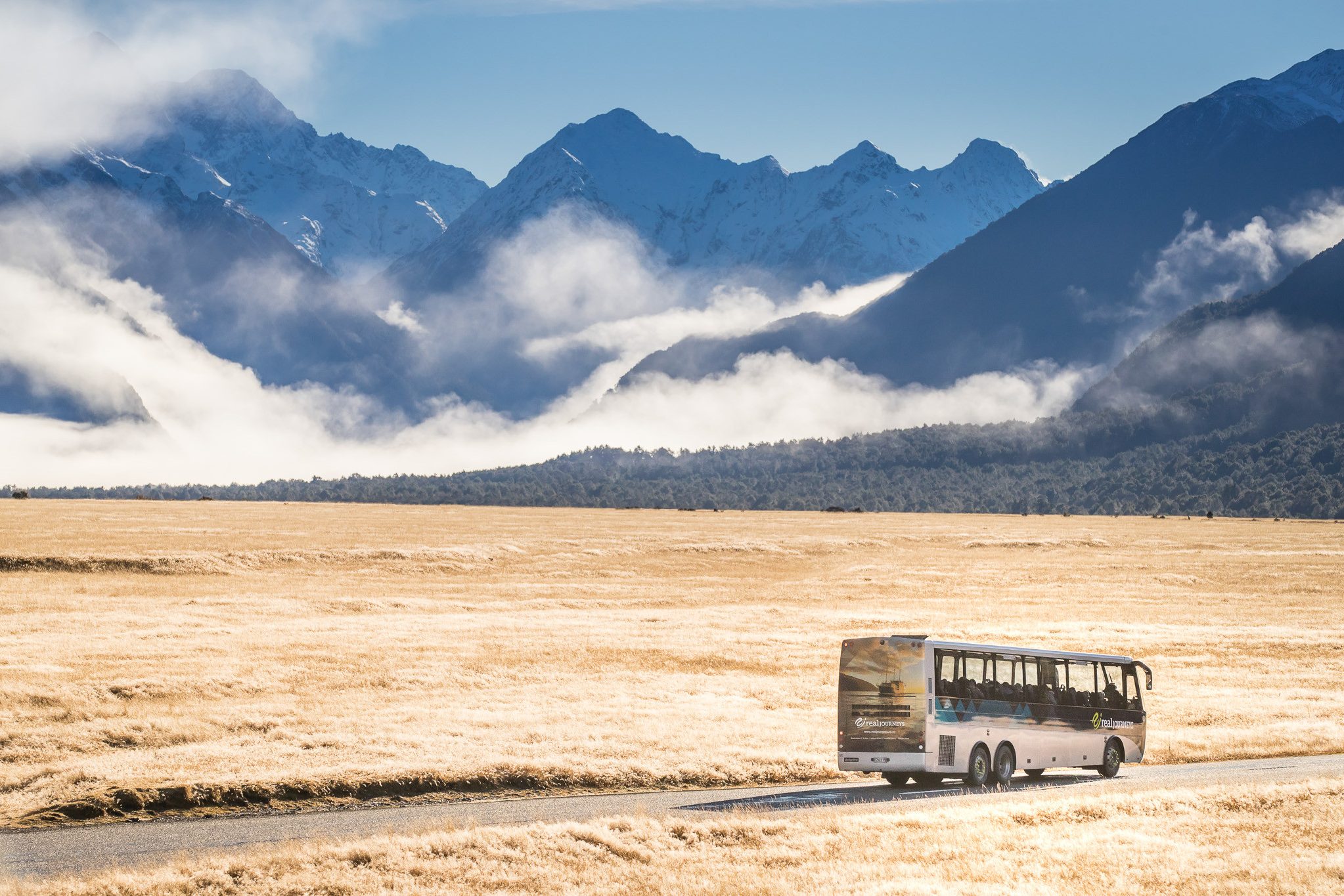 Per luxe touringcar over Milford Road naar Milford Sound in Nieuw-Zeeland
