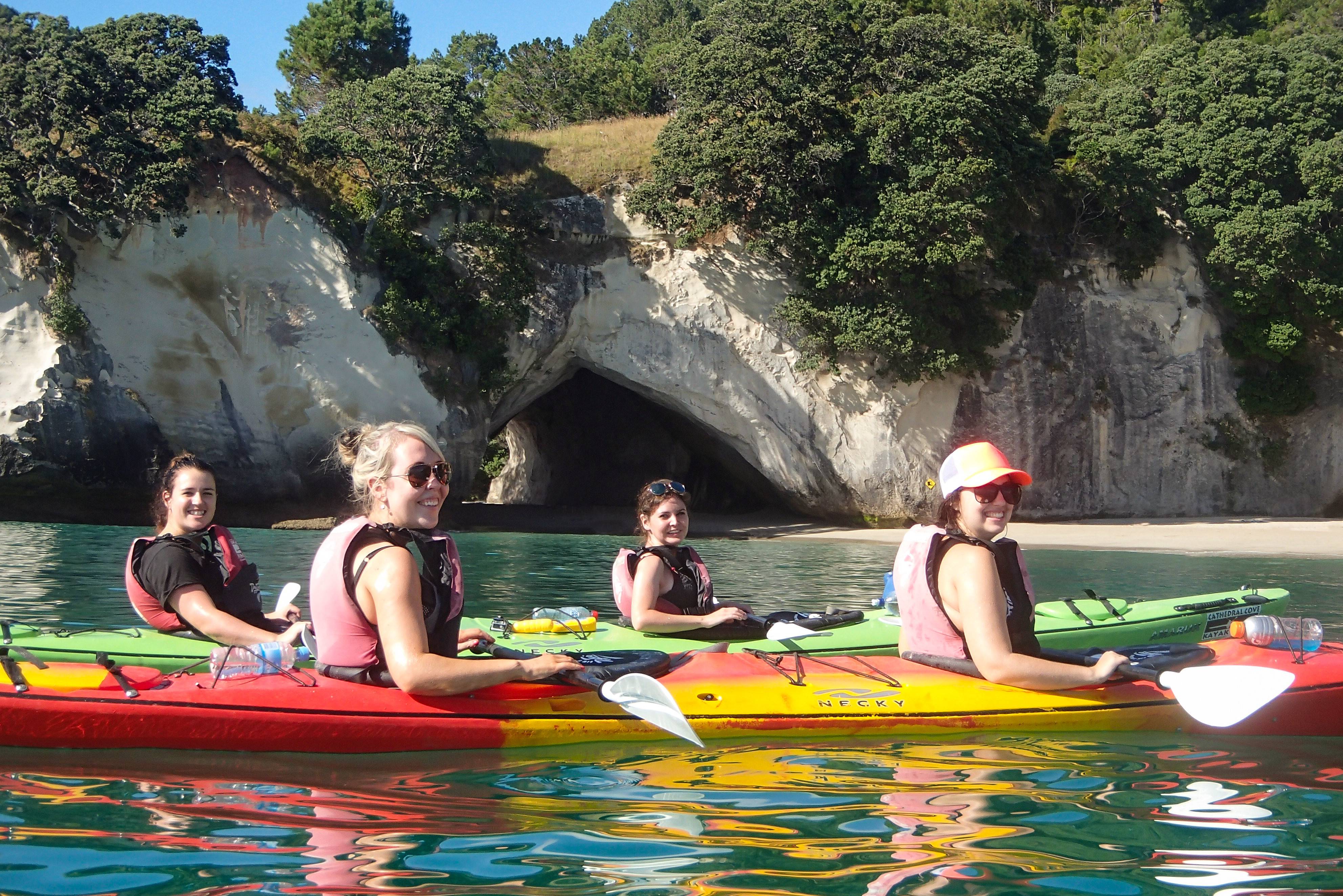 Kajakken bij Cathedral Cove in de Coromandel in Nieuw-Zeeland