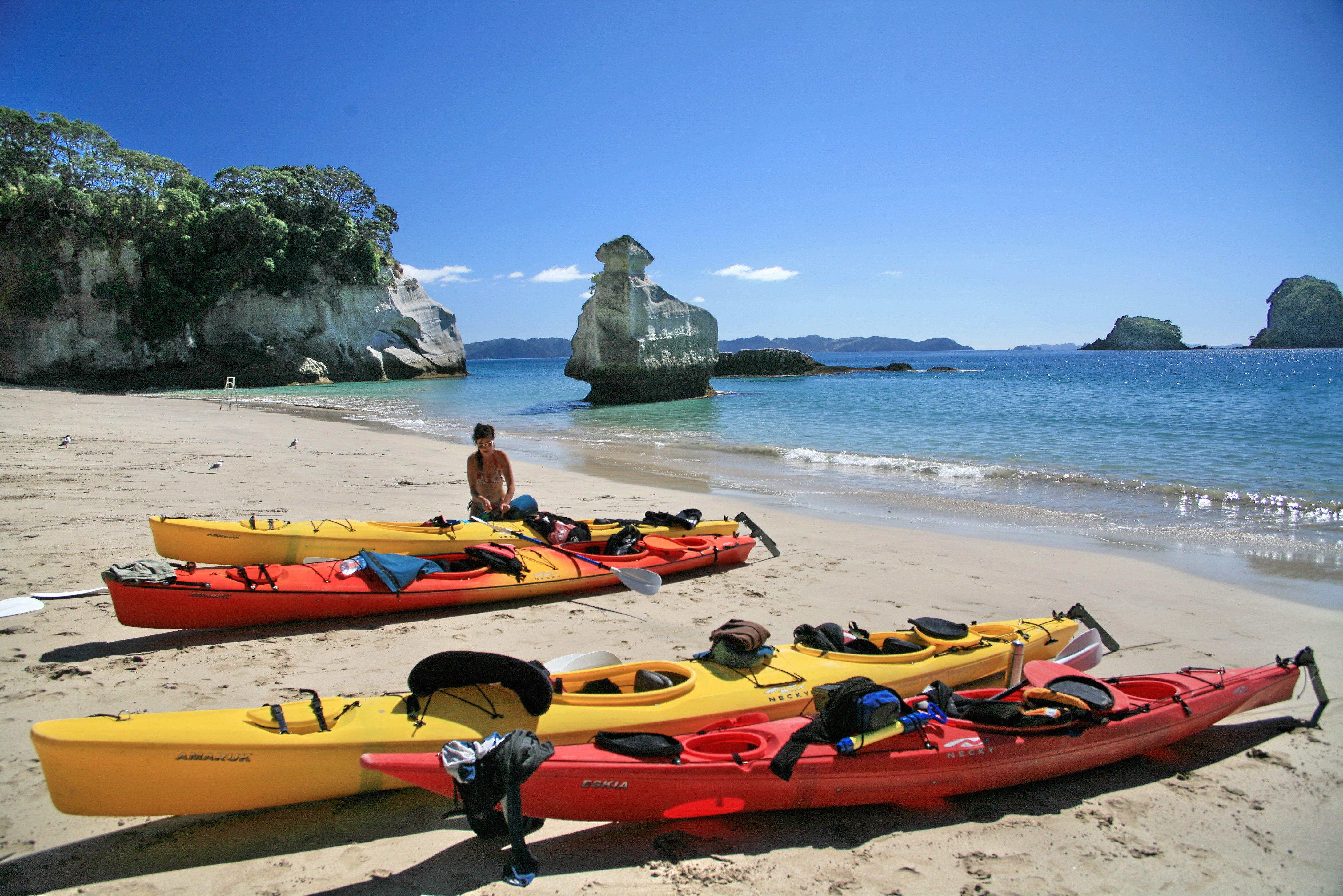 Pauze op het strand tijdens het kajakken bij Cathedral Cove in de Coromandel in Nieuw-Zeeland