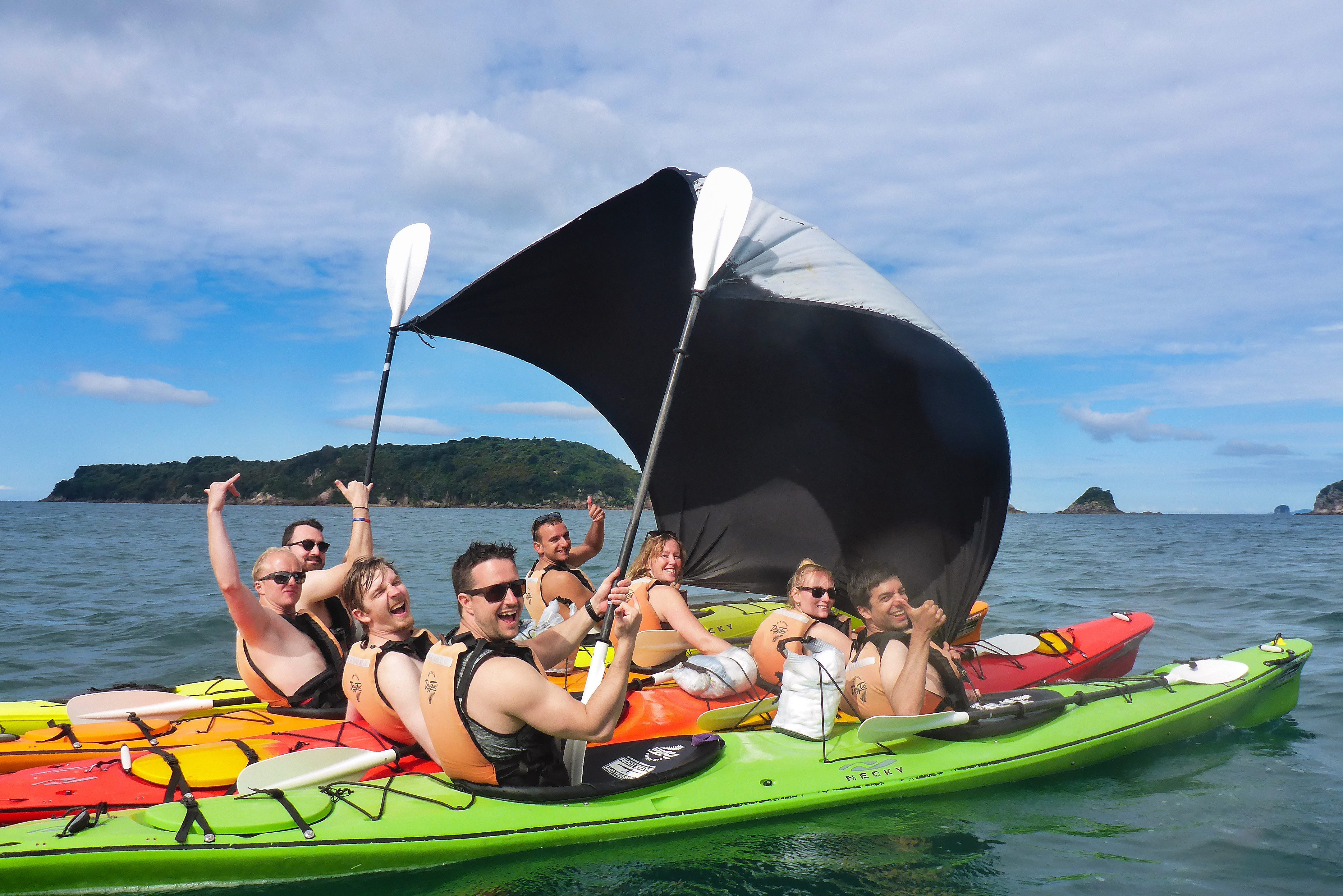 Met de wind in de rug kajakken bij Cathedral Cove in de Coromandel in Nieuw-Zeeland