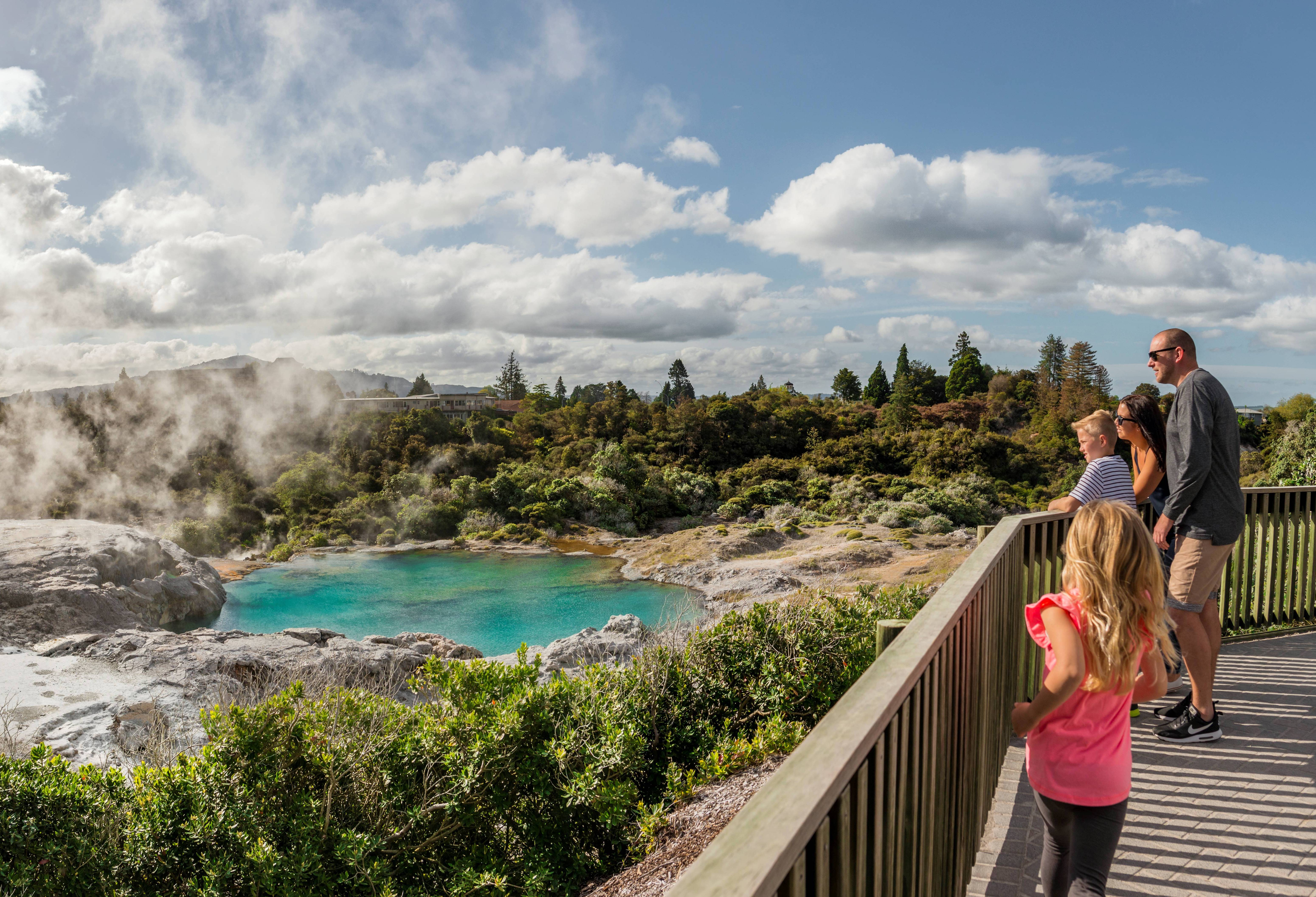 Wonder travel. Долина гейзеров Ваймангу. Озеро Роторуа новая Зеландия. Rotorua's hot Springs. Роторуа фото.