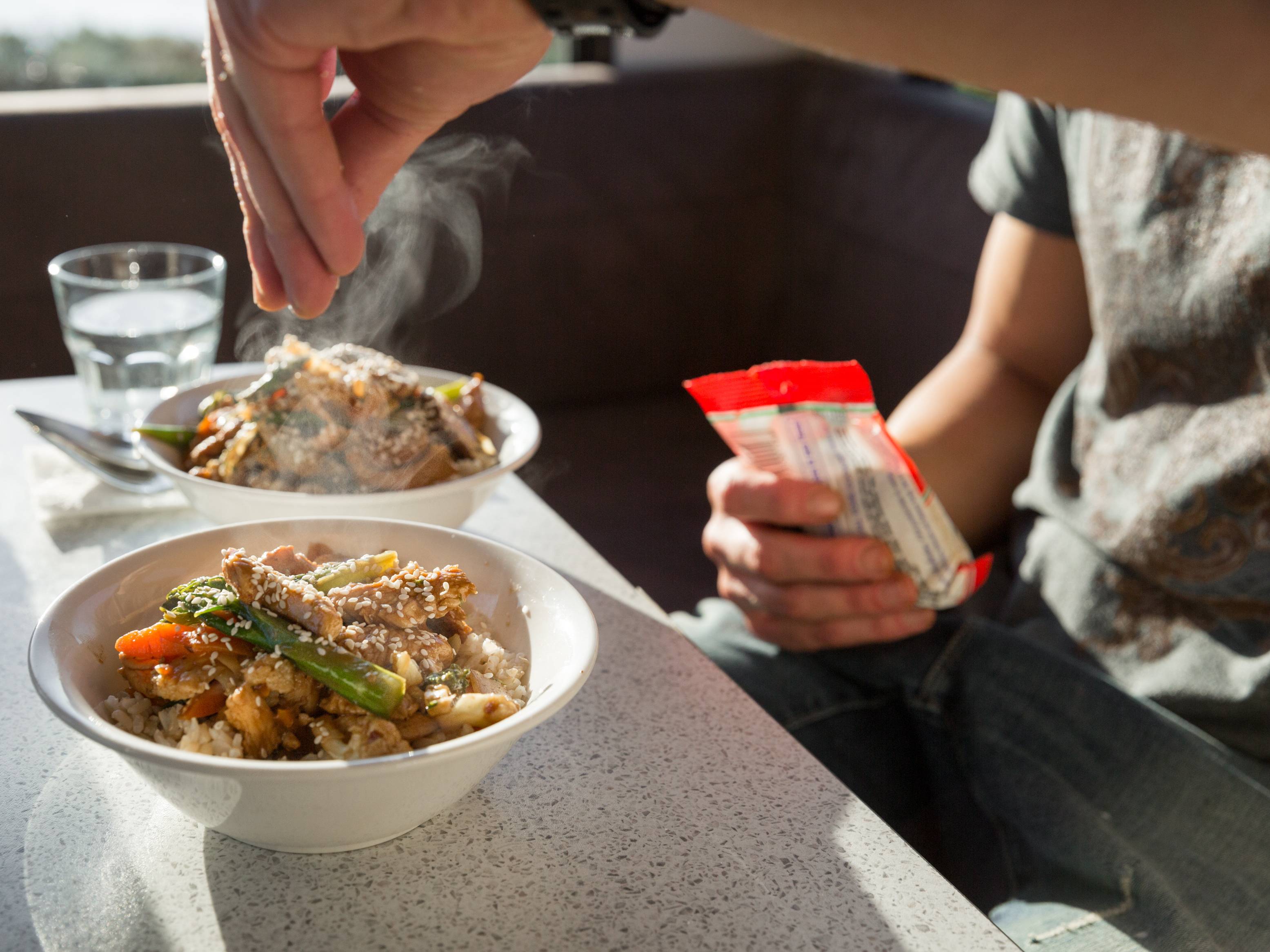 Dineren in de Highball camper van Mighty in Nieuw-Zeeland