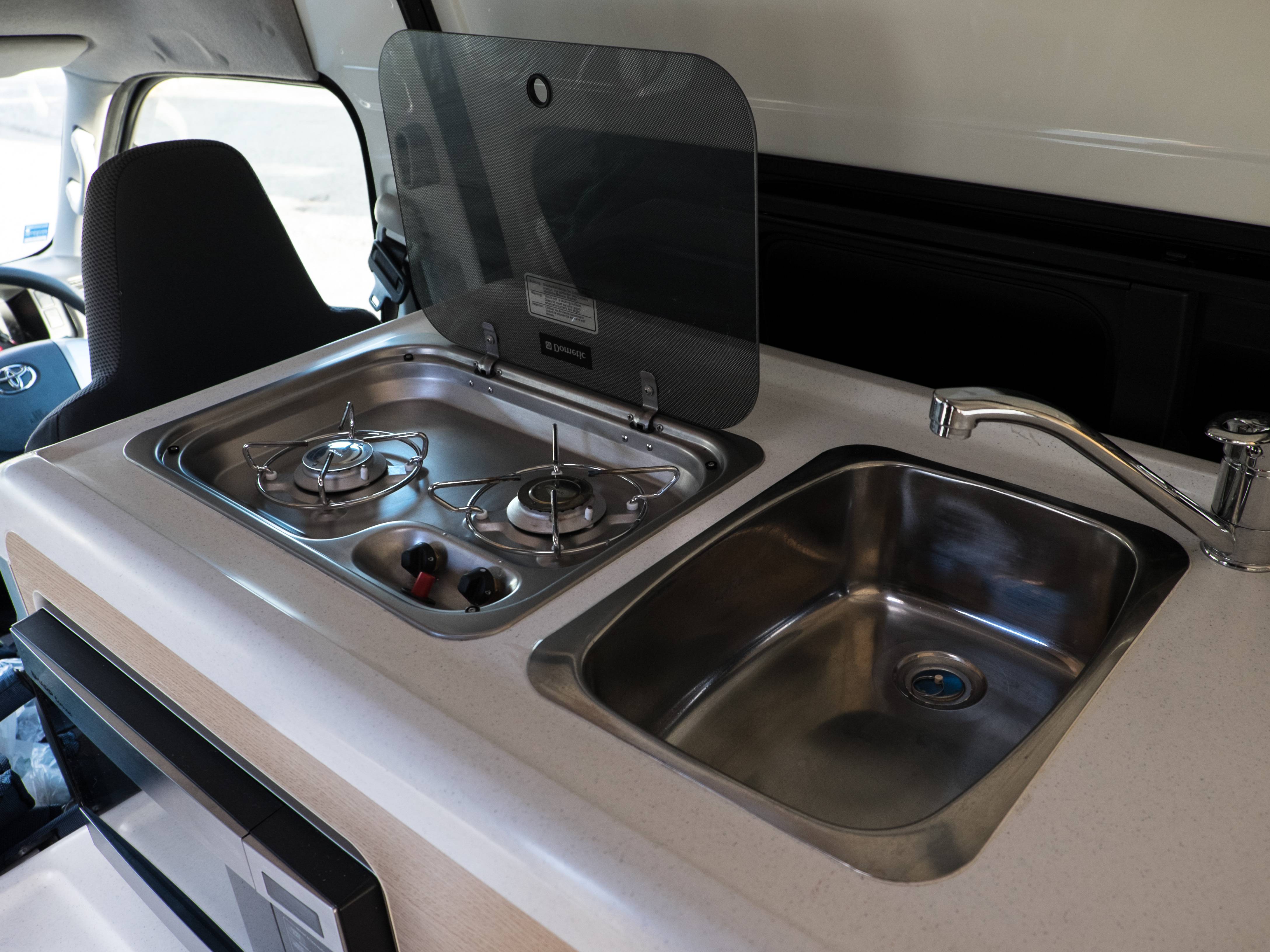 Keukentje in de Double Down camper van Mighty in Nieuw-Zeeland