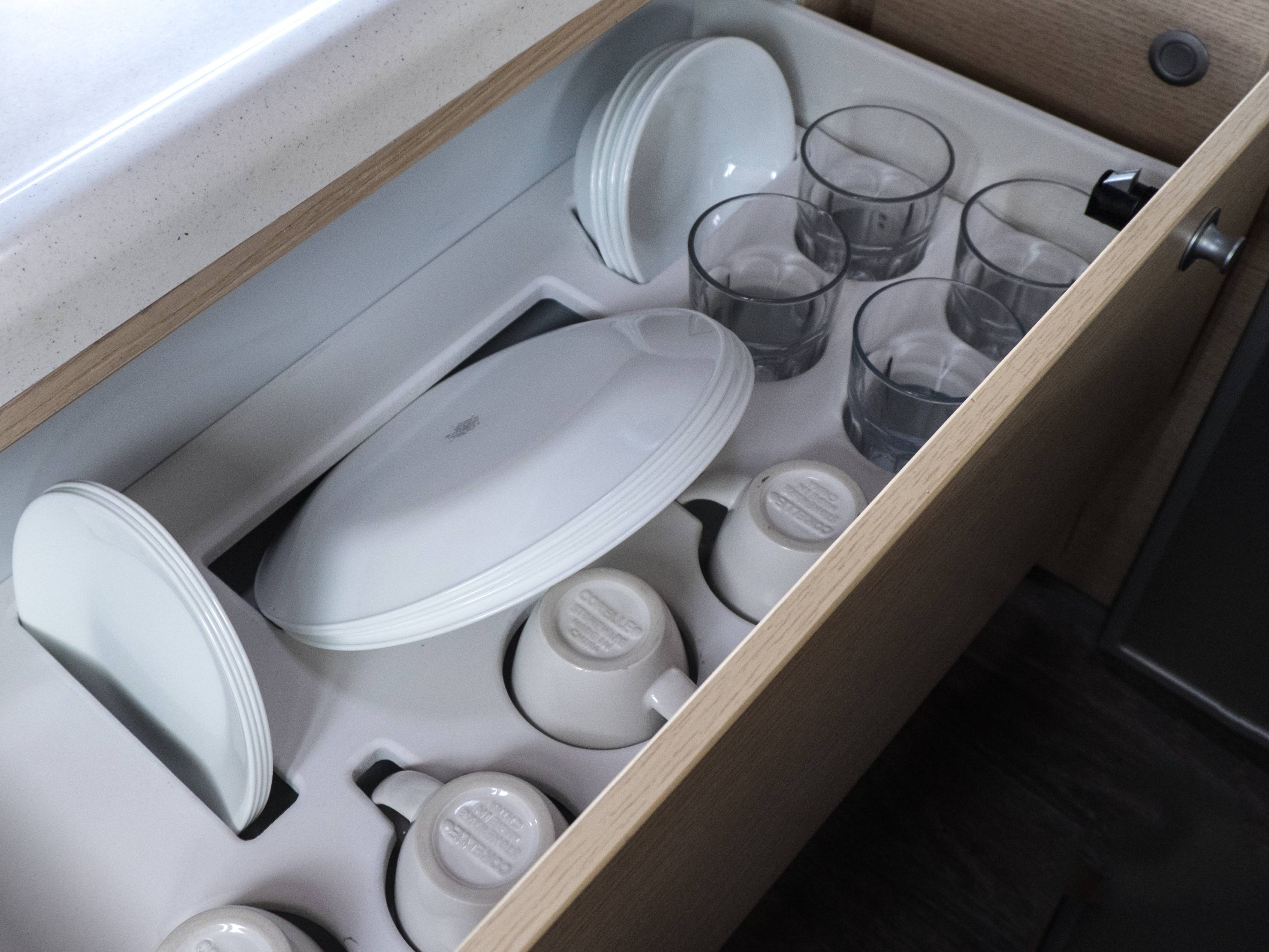 Lade met serviesgoed in de Double Down camper van Mighty in Nieuw-Zeeland