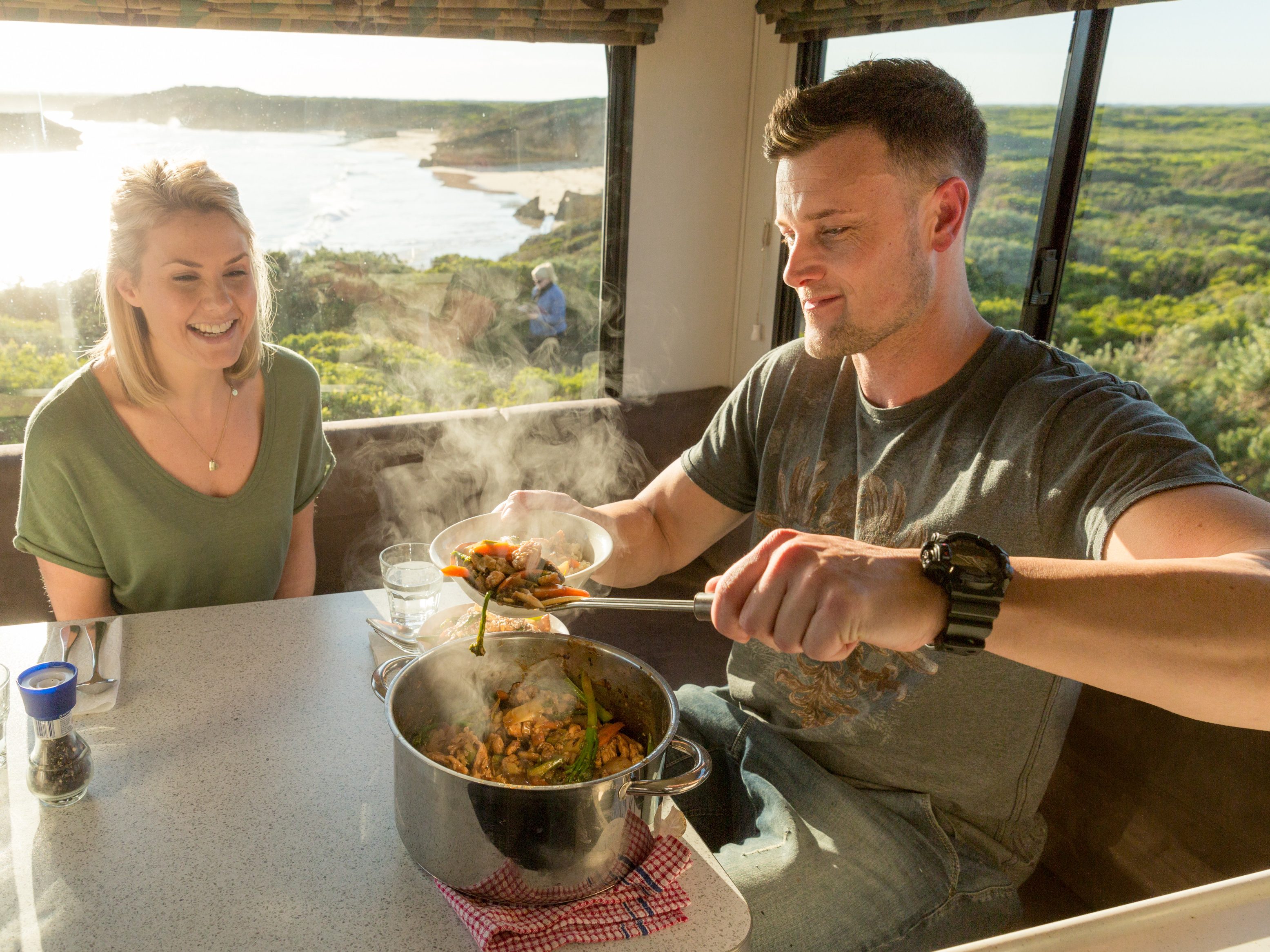 Dineren in de Double Up camper van Mighty in Nieuw-Zeeland