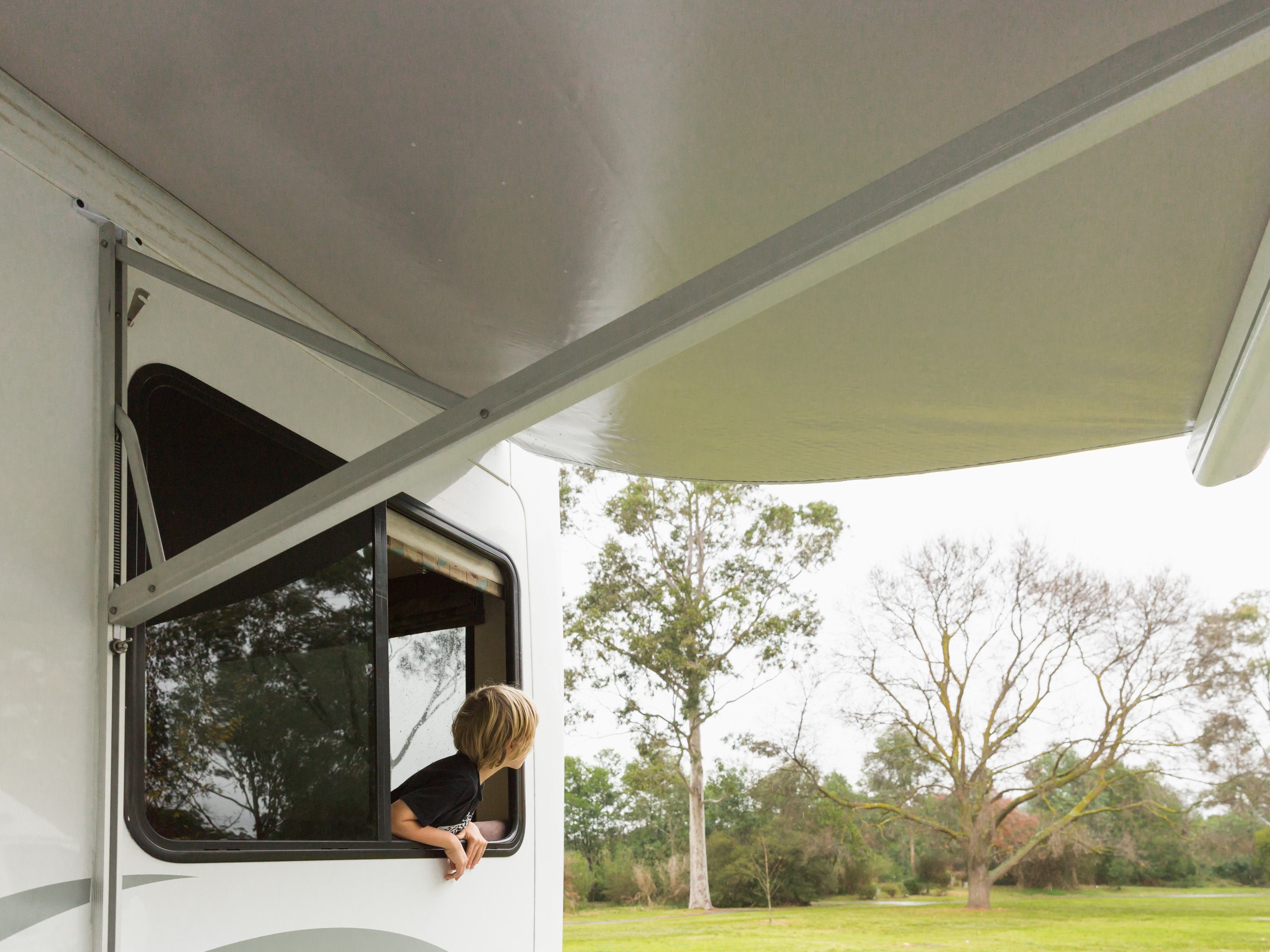 Onder de luifel van de Big Six camper van Mighty in Nieuw-Zeeland