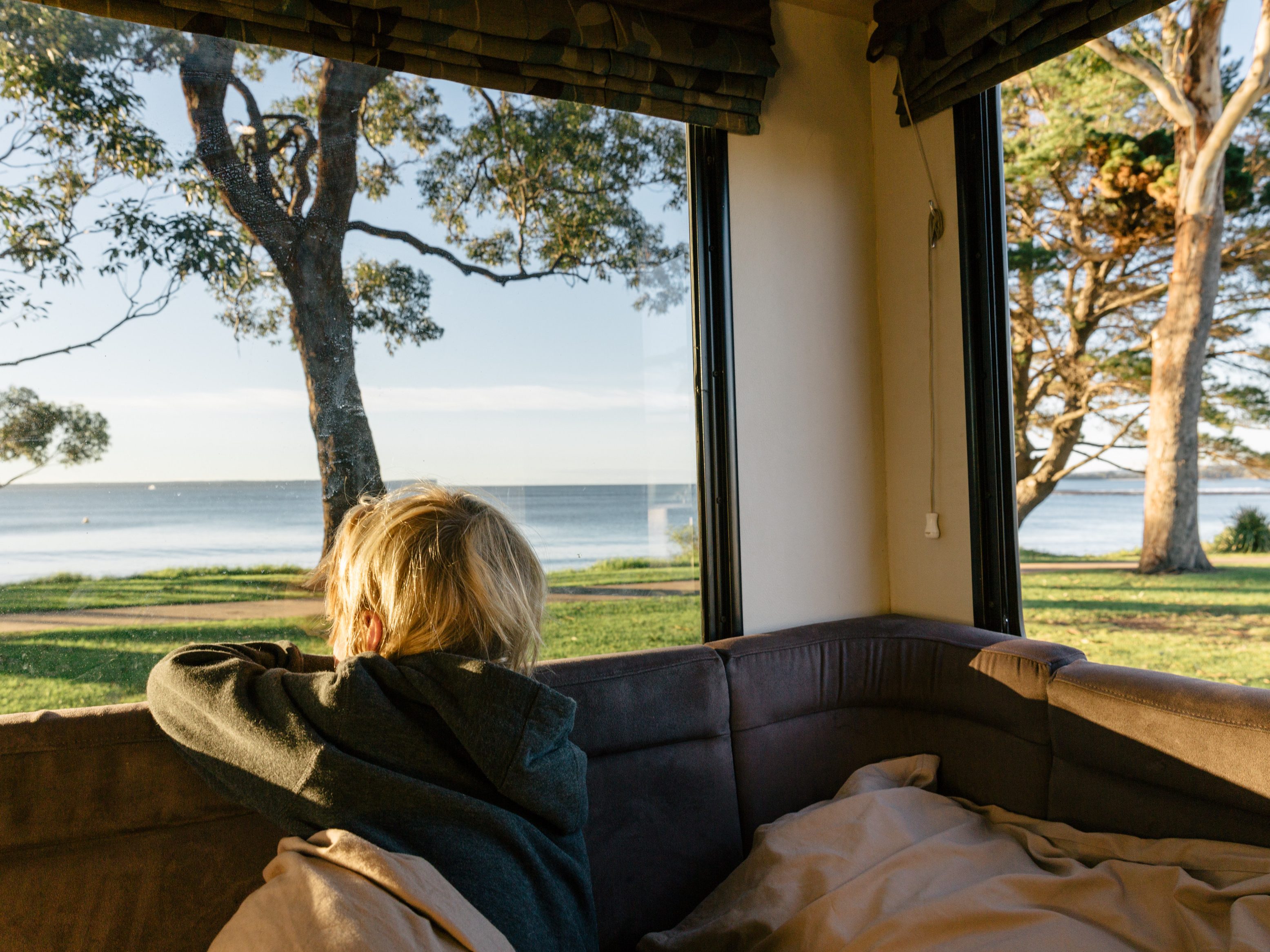 Wegdromen achterin de Big Six camper van Mighty in Nieuw-Zeeland