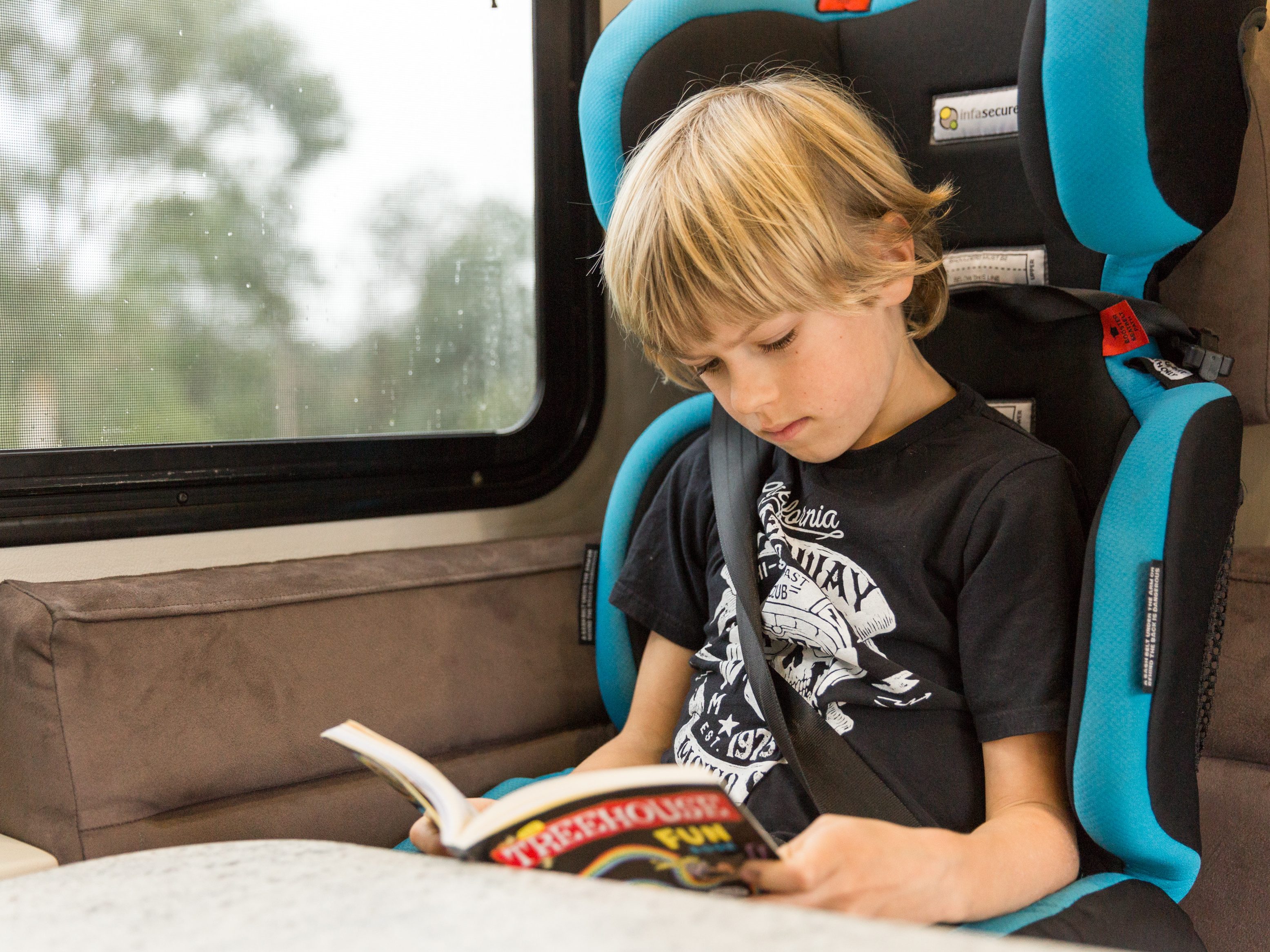 Kinderstoeltje in de Big Six camper van Mighty in Nieuw-Zeeland