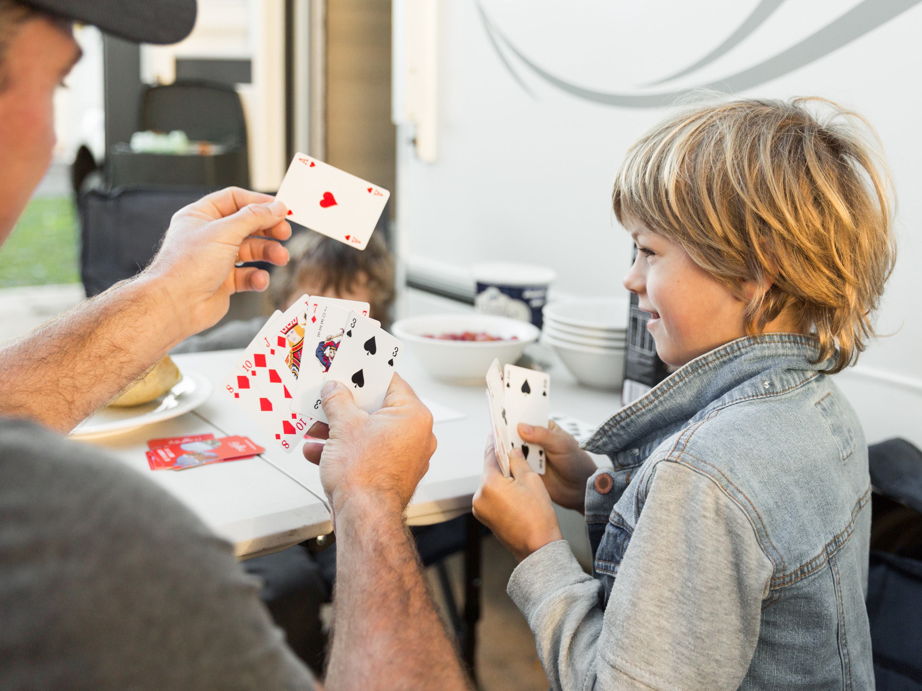 Buiten spelletjes spelen bij de Big Six camper van Mighty in Nieuw-Zeeland