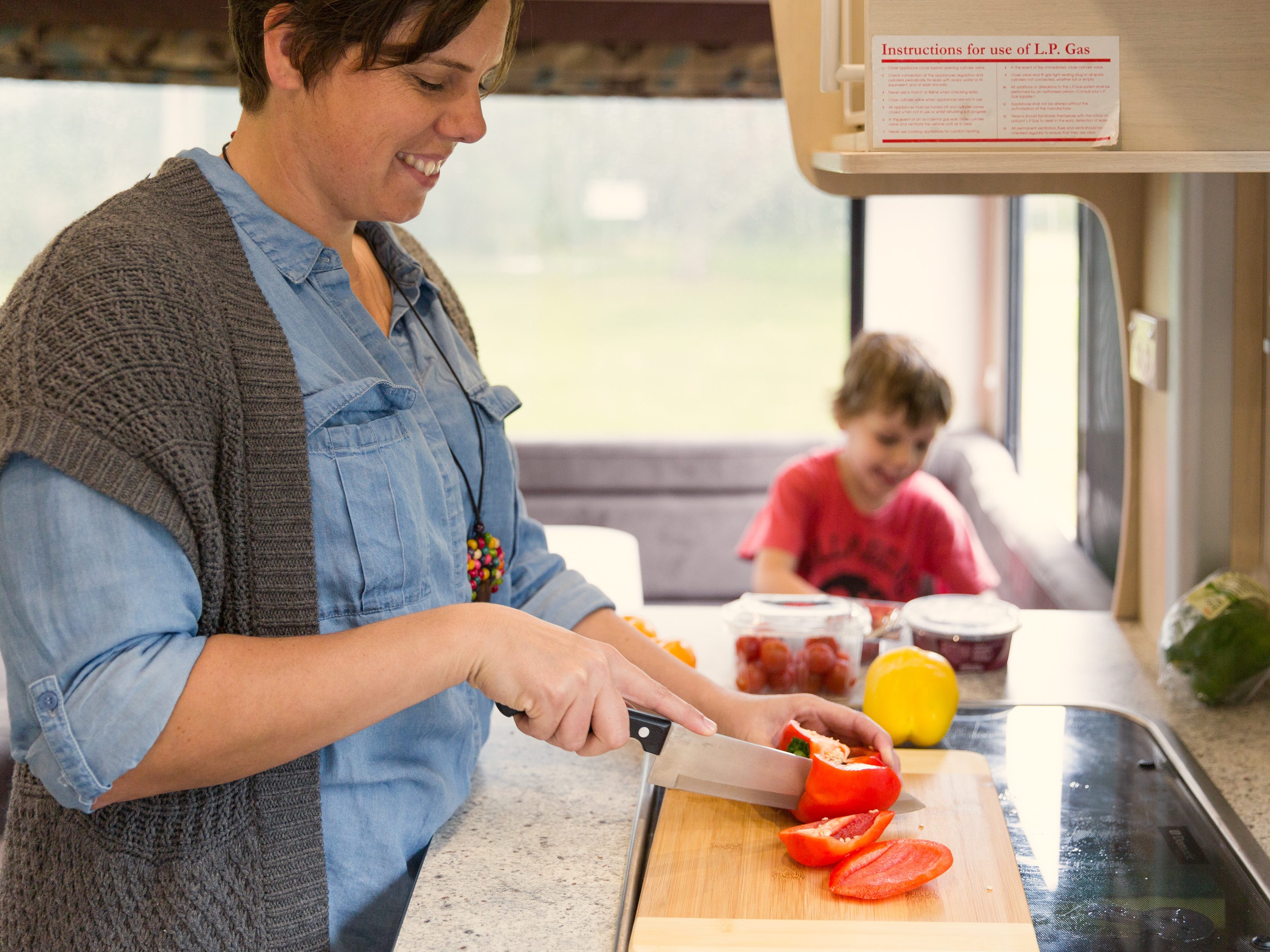 Koken in de Big Six camper van Mighty in Nieuw-Zeeland