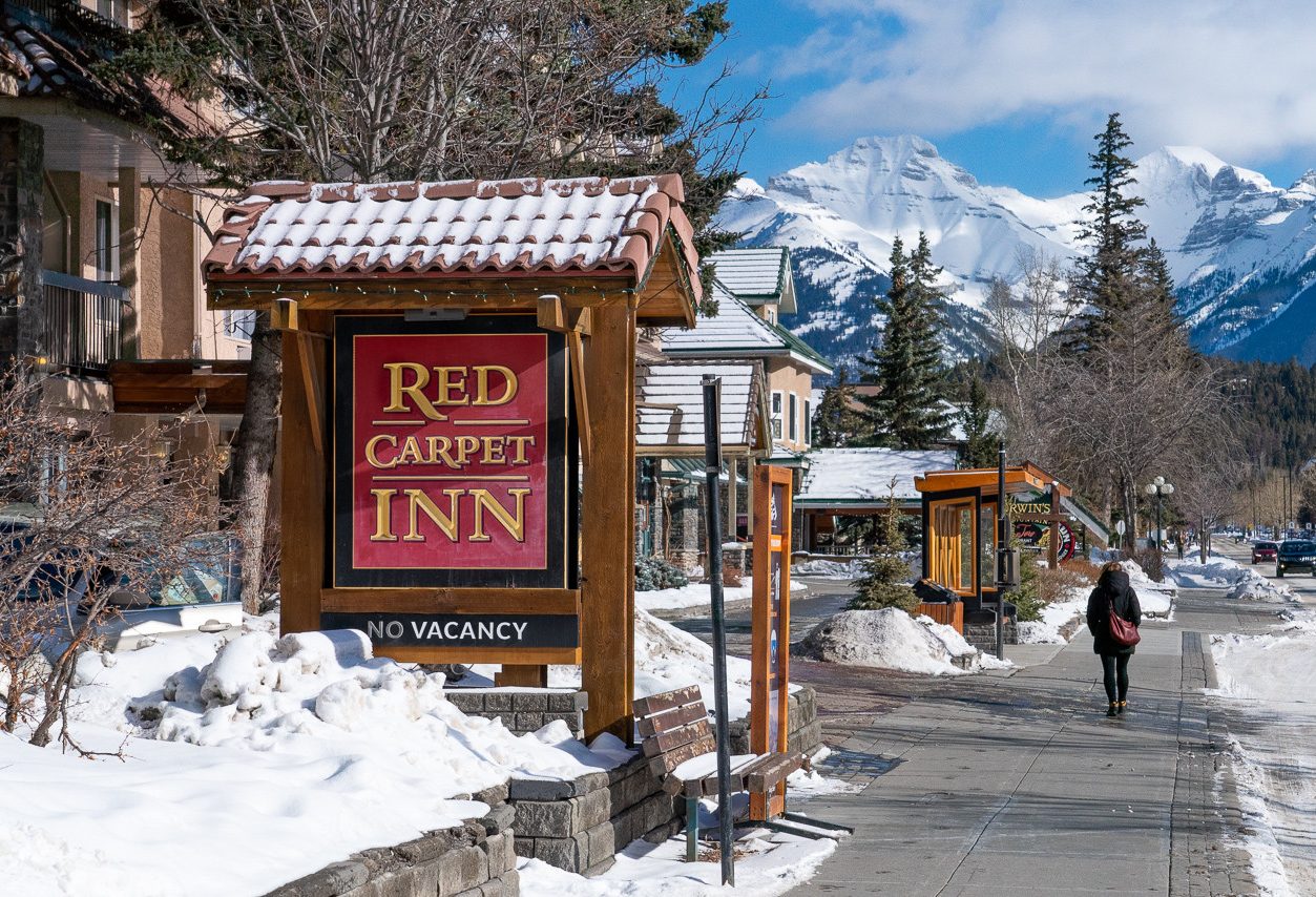 canada-banff-red-carpet-inn-straatbeeld-winter