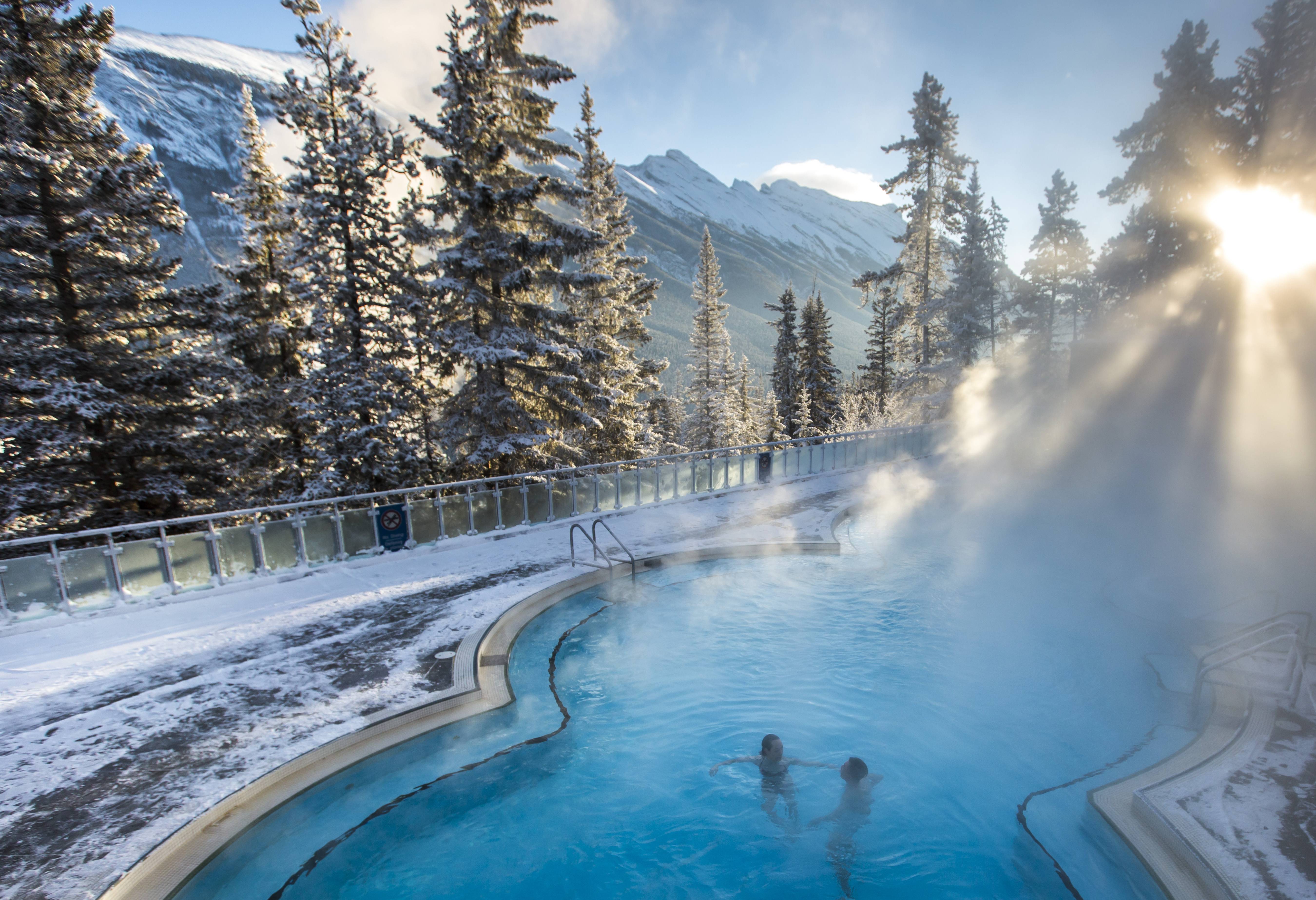 Man hot spring travel. Banff Upper hot Springs Банф. Национальный парк Банф горячие источники. Хот-Спрингс Арканзас. Парк кутеней горячие источники Канада.