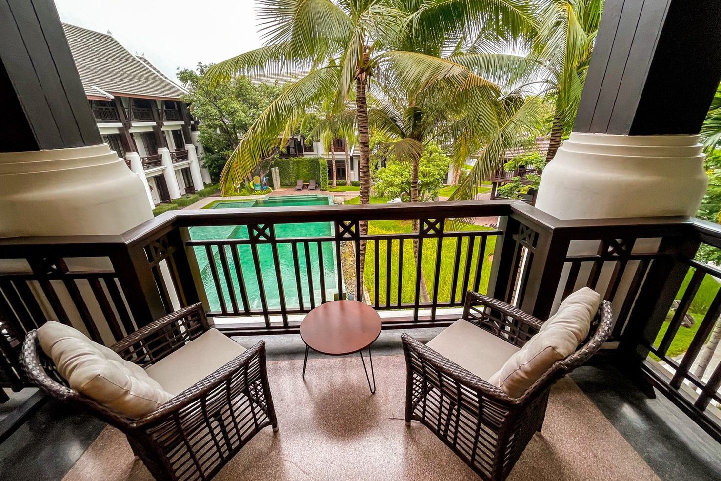 Genieten op het balkon van een kamer van Smile Lanna hotel in Chiang Mai in Thailand