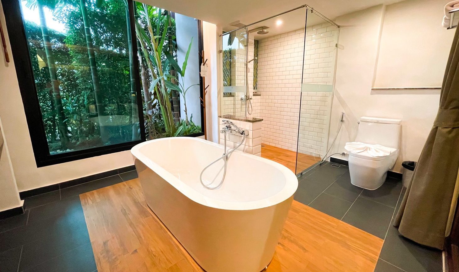 Badkamer van een Grand Deluxe kamer van het Smile Lanna Hotel in Chiang Mai in Thailand