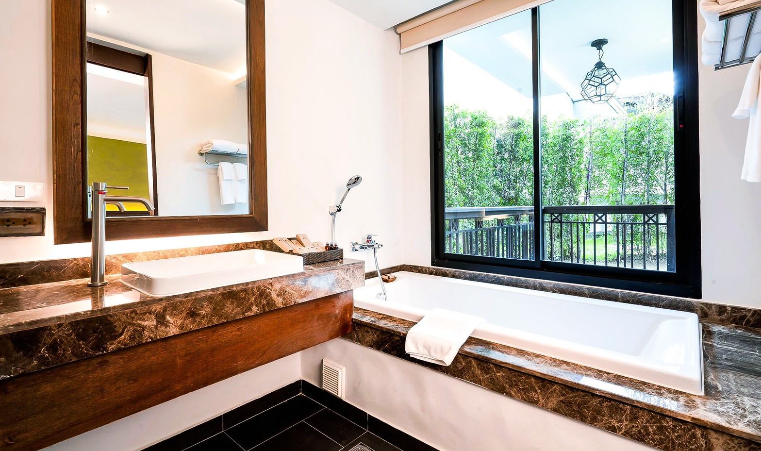 Badkamer van de Family Suite van het Smile Lanna Hotel in Chiang Mai in Thailand