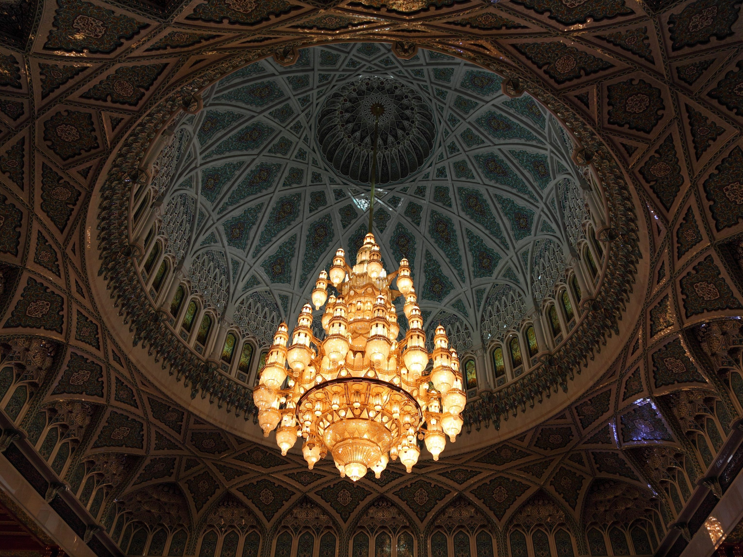Details van het plafond van de sultan moskee in Muscat, Oman