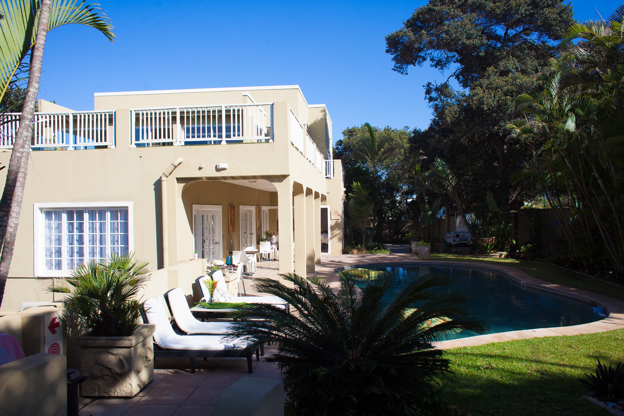 Zuid-Afrika-Umhlanga-Casa-Beach-Guest-House-ligbedden-zwembad