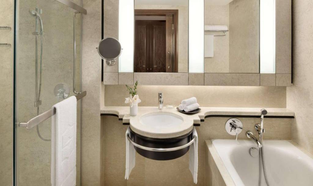 Maleisi-Kuala-Lumpur-Shangri-La-Kuala-Lumpur-Deluxe-kamer-badkamer