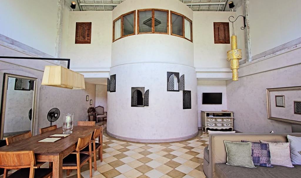 De ruime woonkamer van de 3-Bedroom Poolvilla in Space Villas Bali in Seminyak