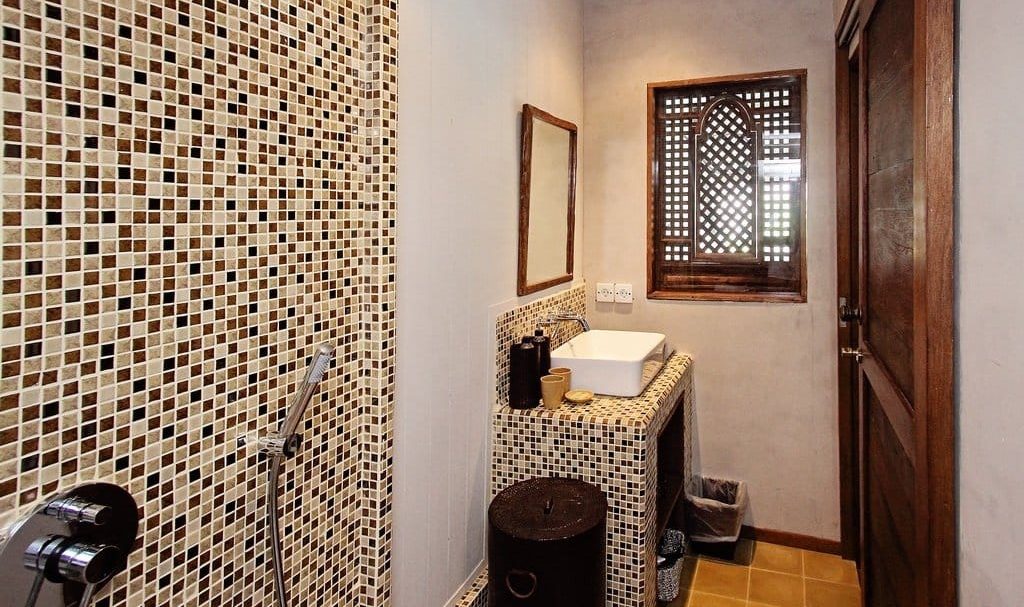 De 3e kleinere badkamer van de 3-Bedroom Poolvilla in Space Villas Bali in Seminyak