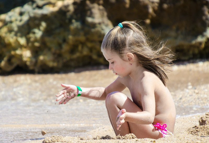 Kind speelt op het strand in Hurghada