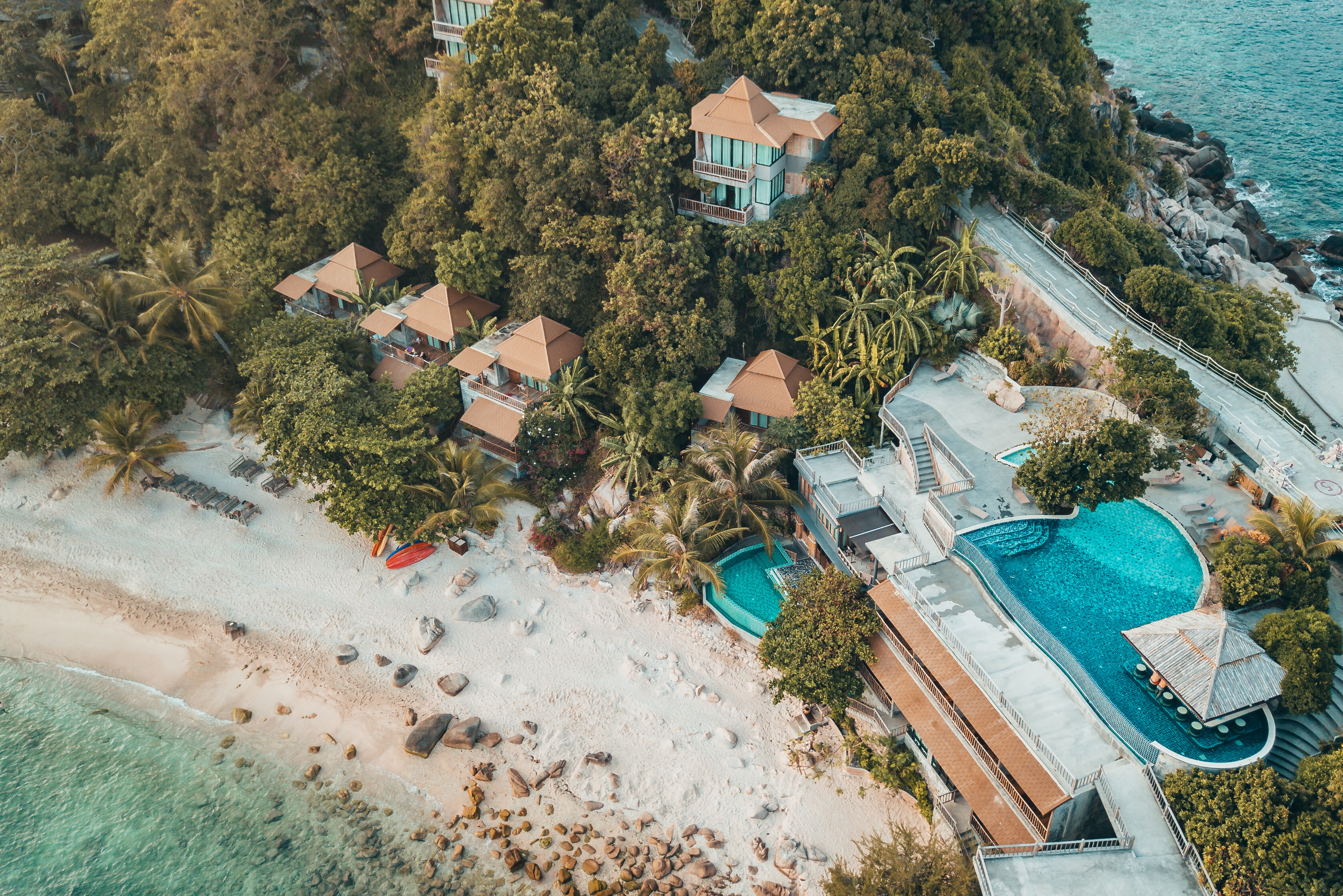 Luchtfoto strand en zwembad Sai Daeng Resort