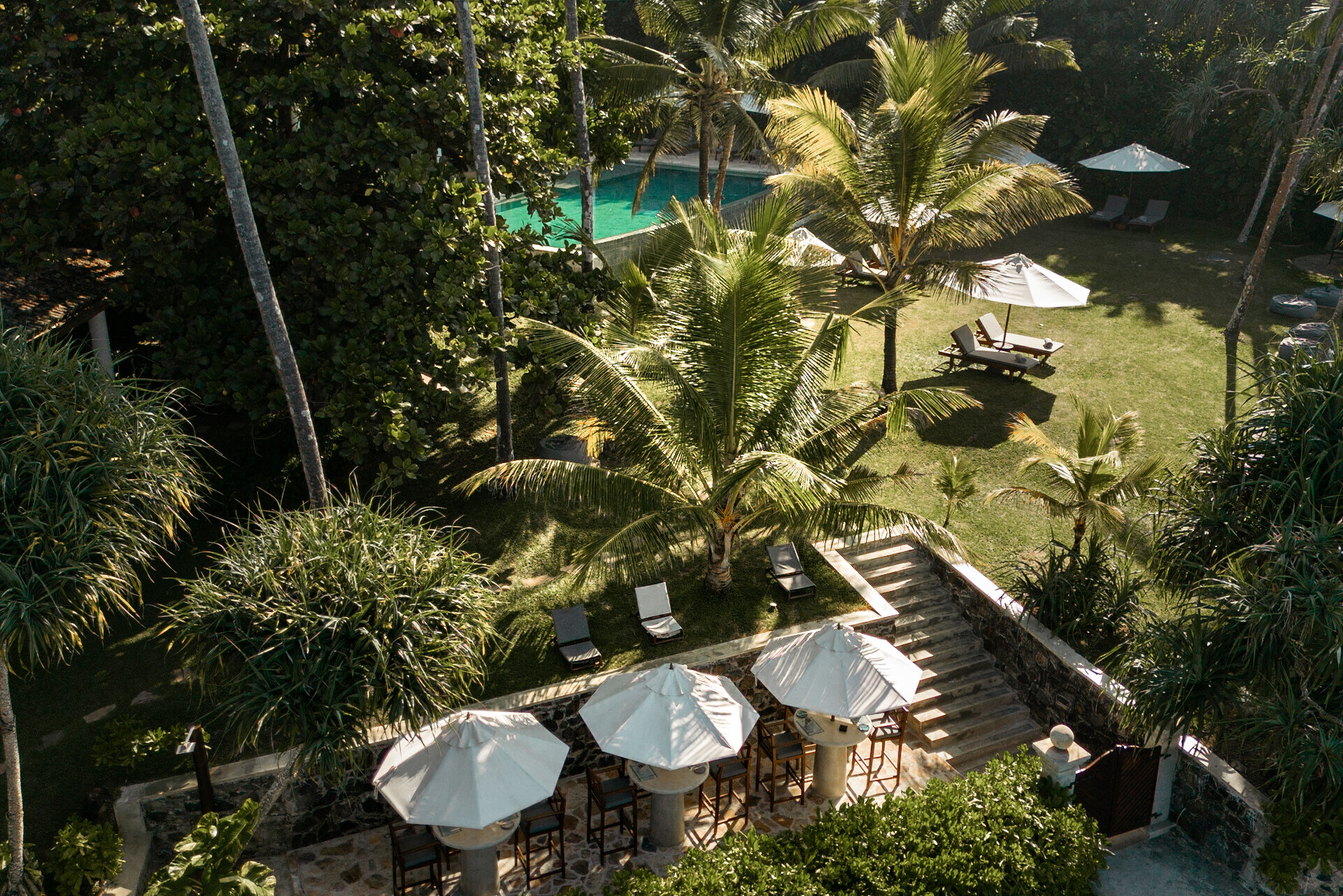 Zwembad met ligbedden