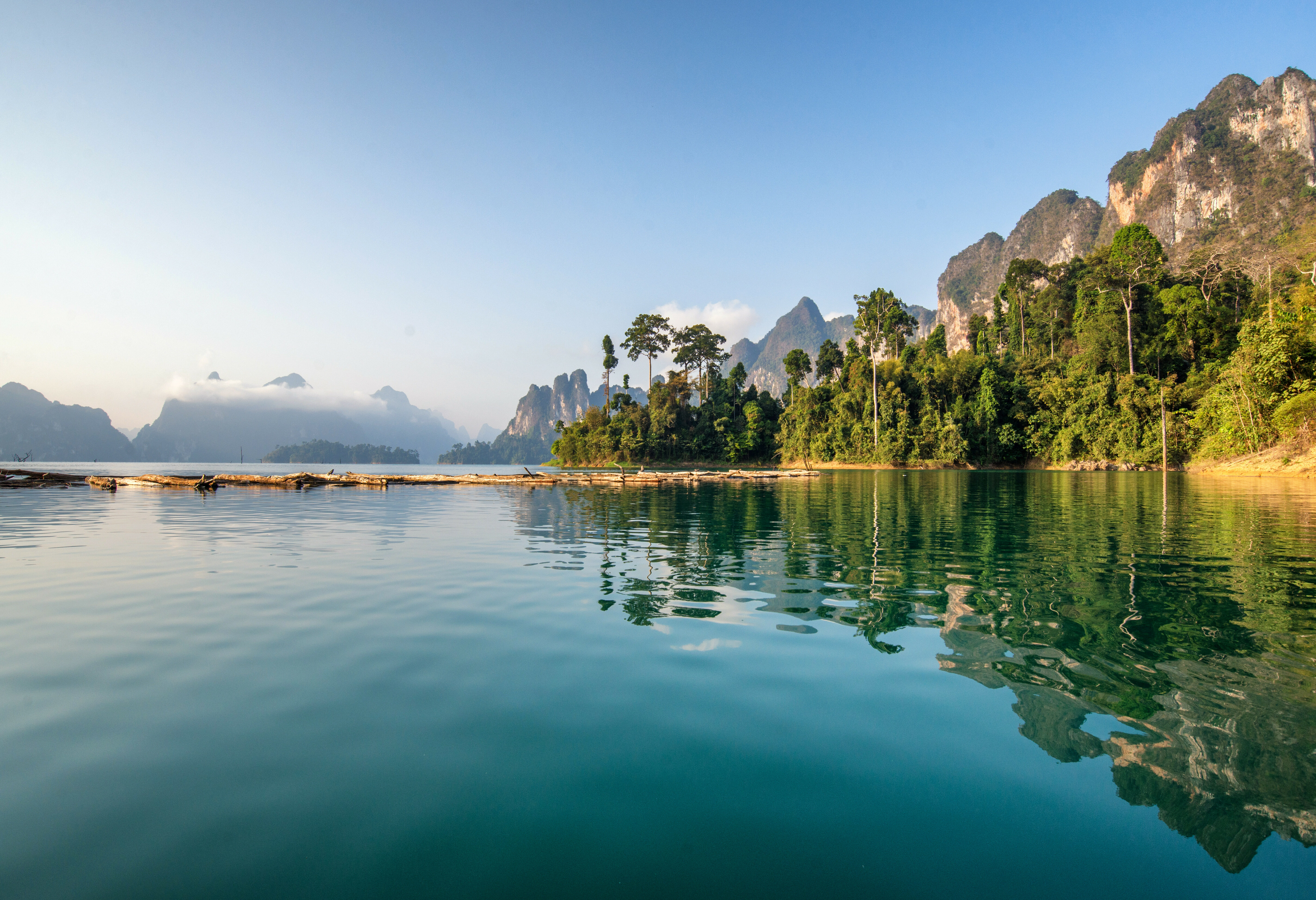 De mooie omgeving van het Cheow Larn meer in Khao Sok