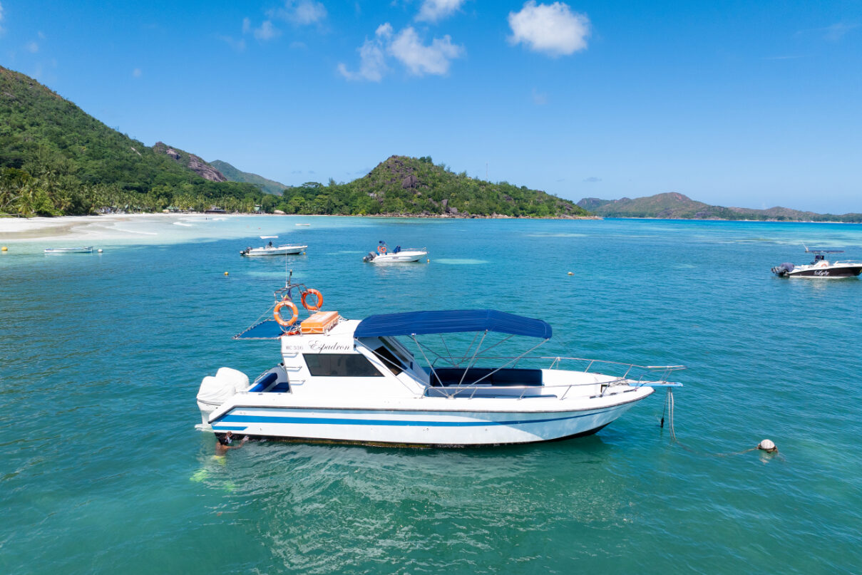 Speedboot Bedier bij Curieuse