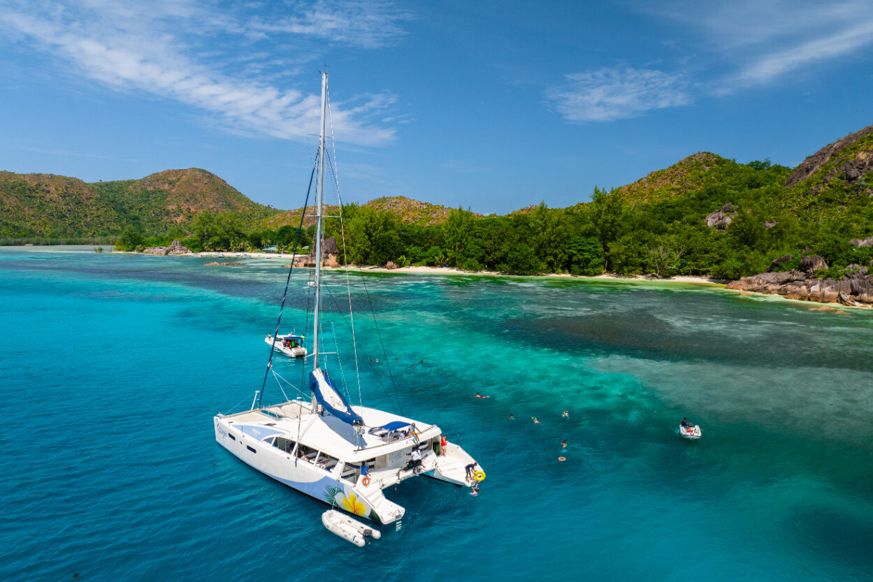 Catamaran Oplezir bij Curieuse