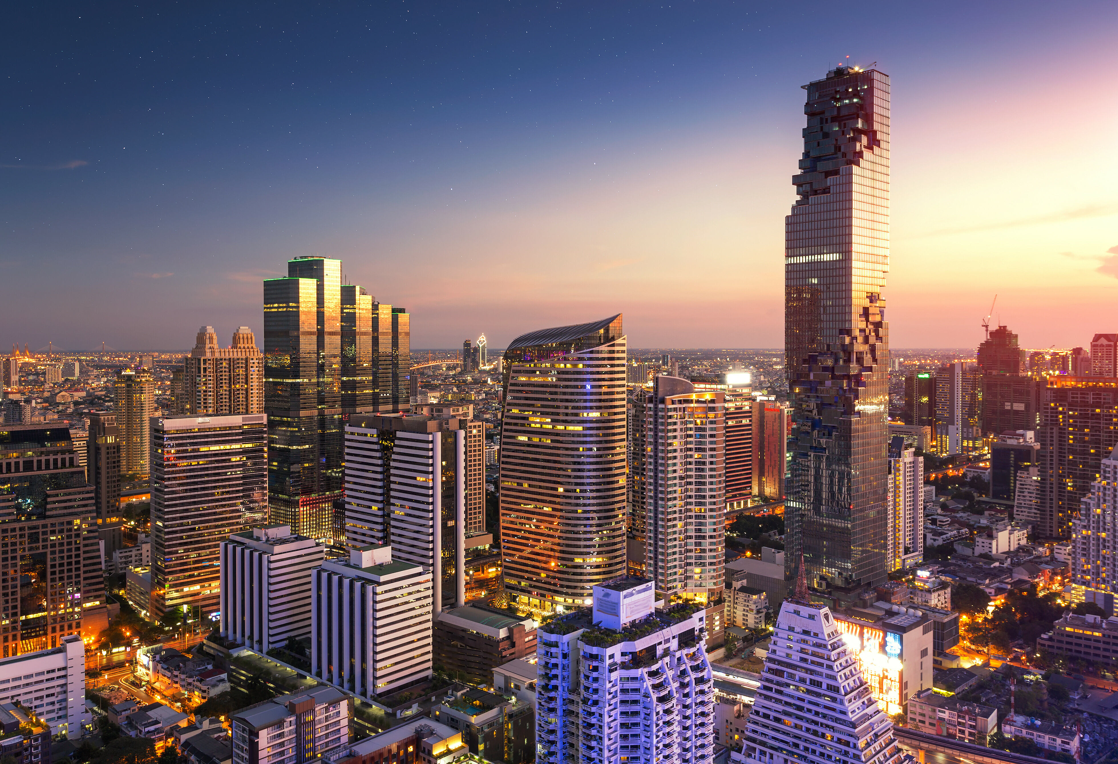 Skyline van Bangkok bij zonsondergang