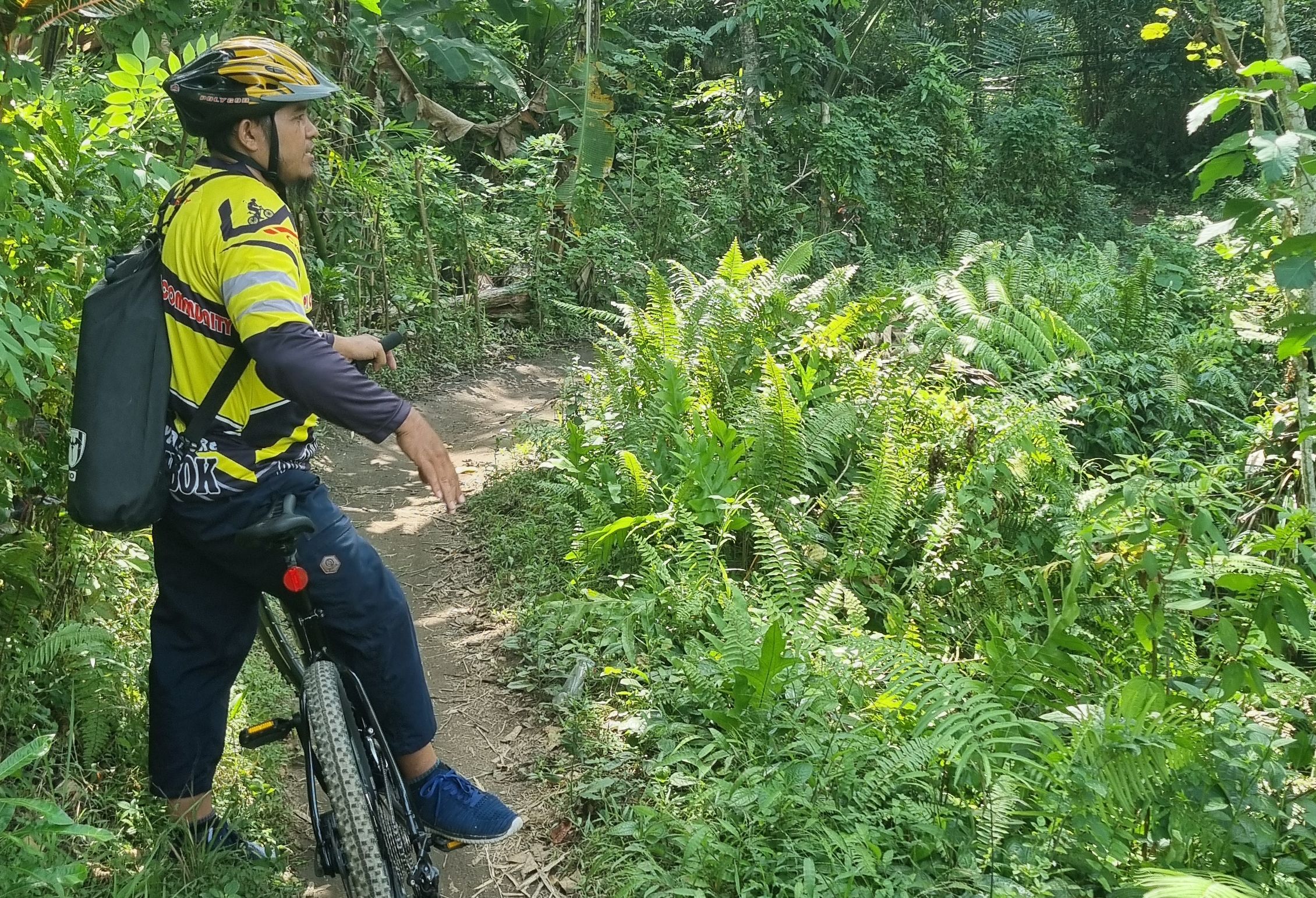 Fietsen door het groen over smalle paadjes op Lombok