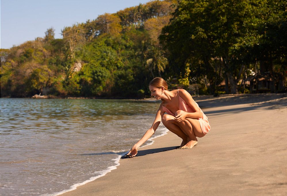 Indonesie Lombok Senggigi Sheraton Schildpadden uitzetten