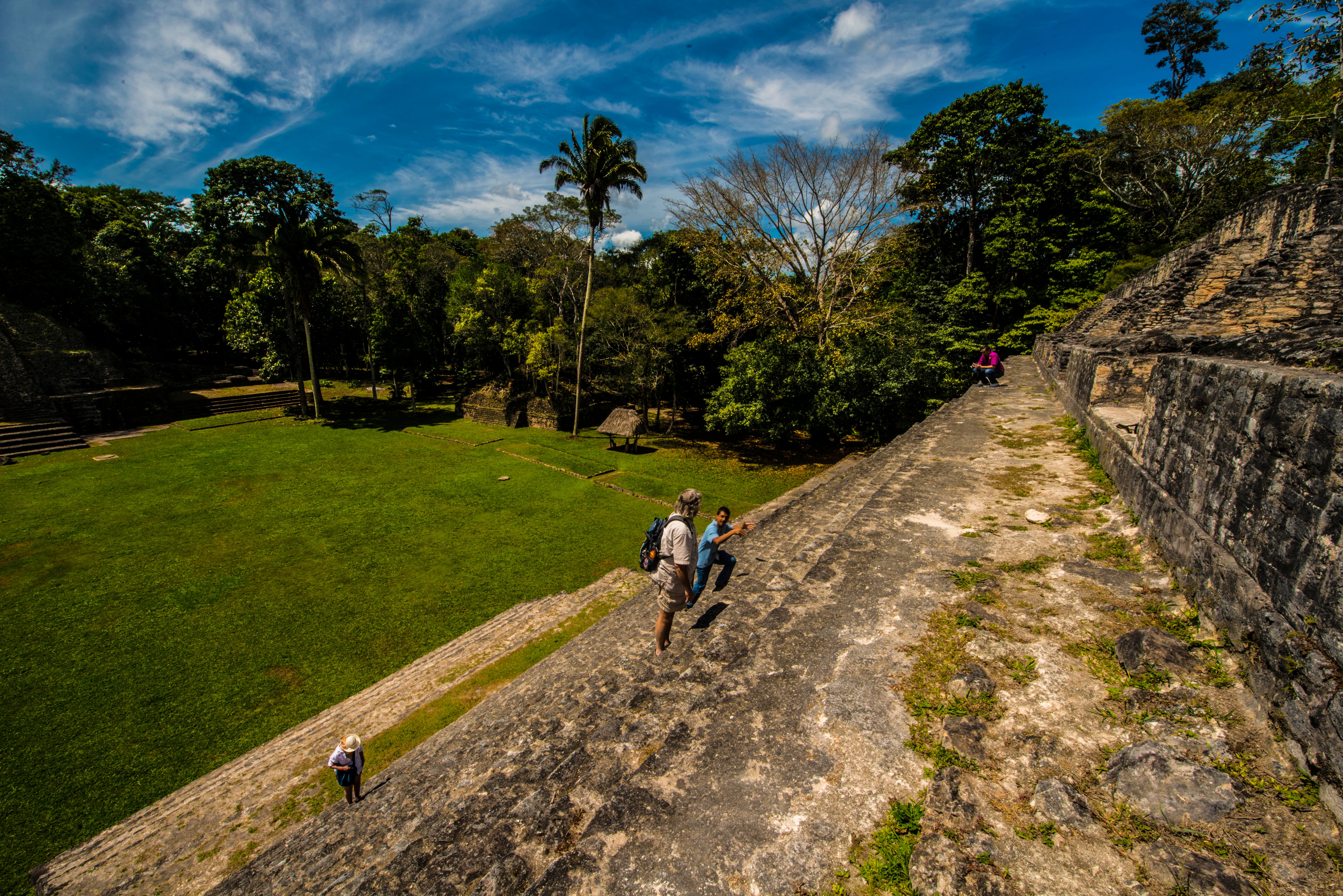 Beklimmen van Maya-tempel in Caracol