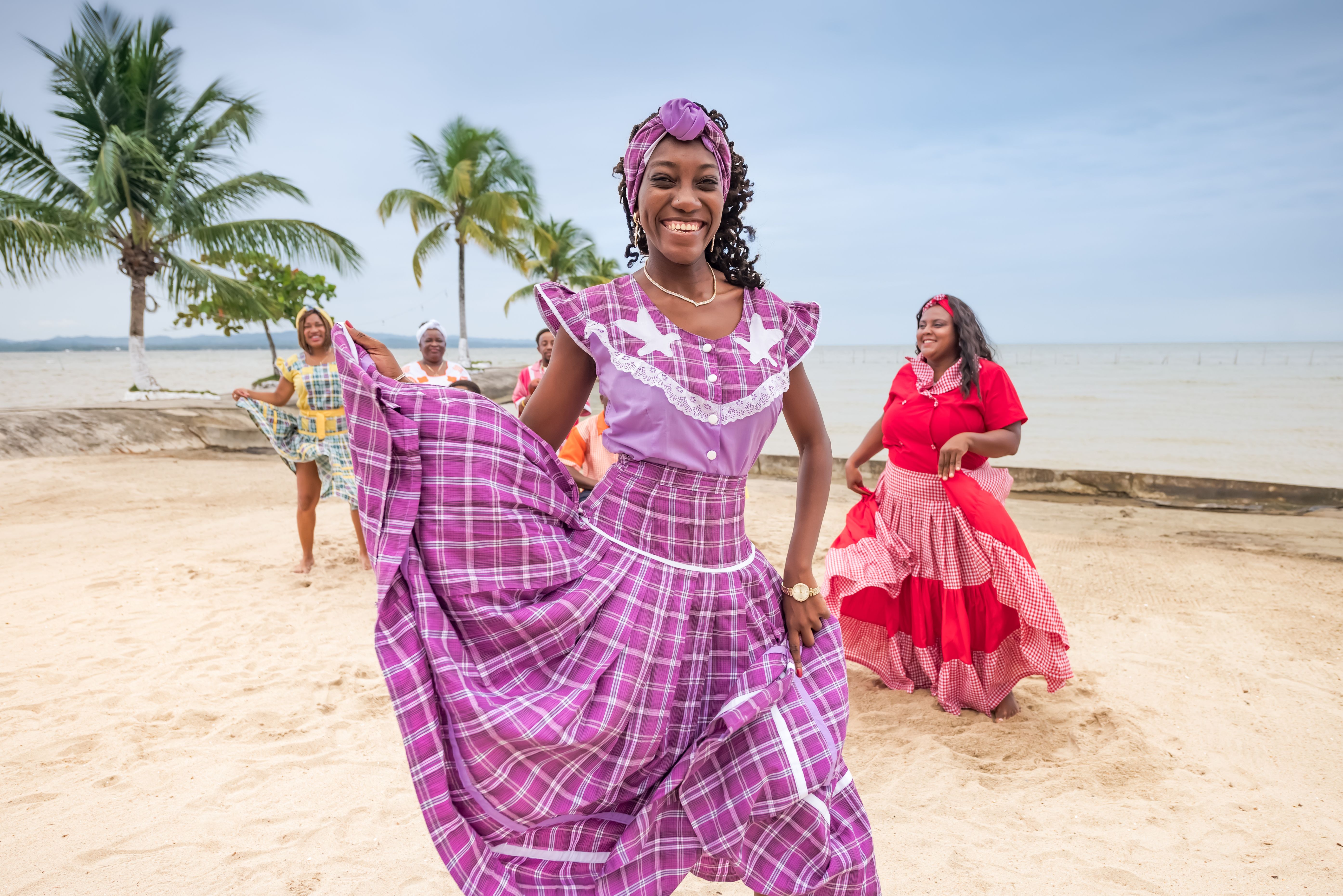 Garifuna danser op het strand bij Hopkins
