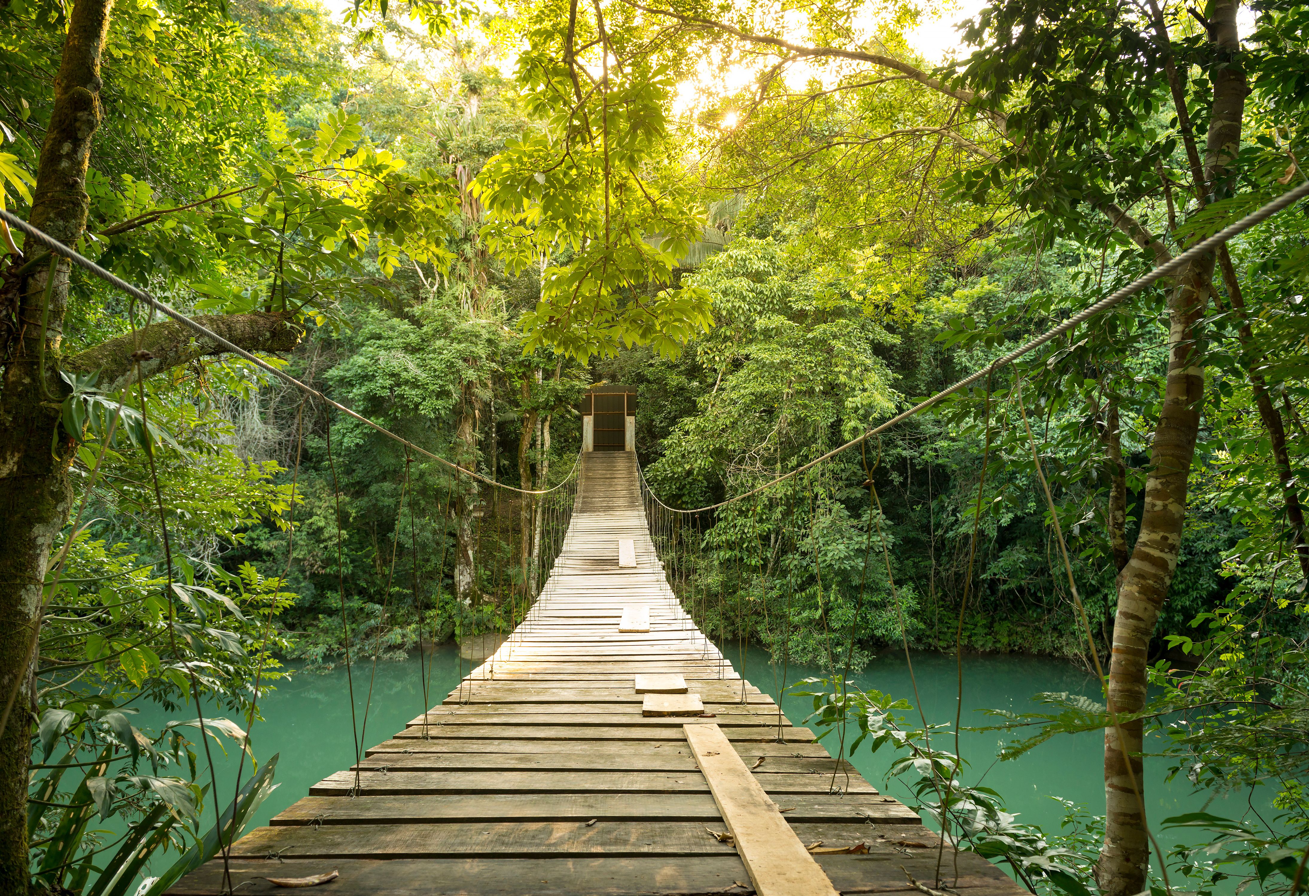 Hangbrug over de Macal-rivier bij San Ignacio