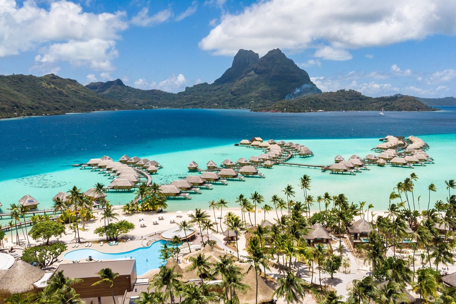Frans Polynesie Le Bora Bora by Pearl Resorts Omgeving Strand