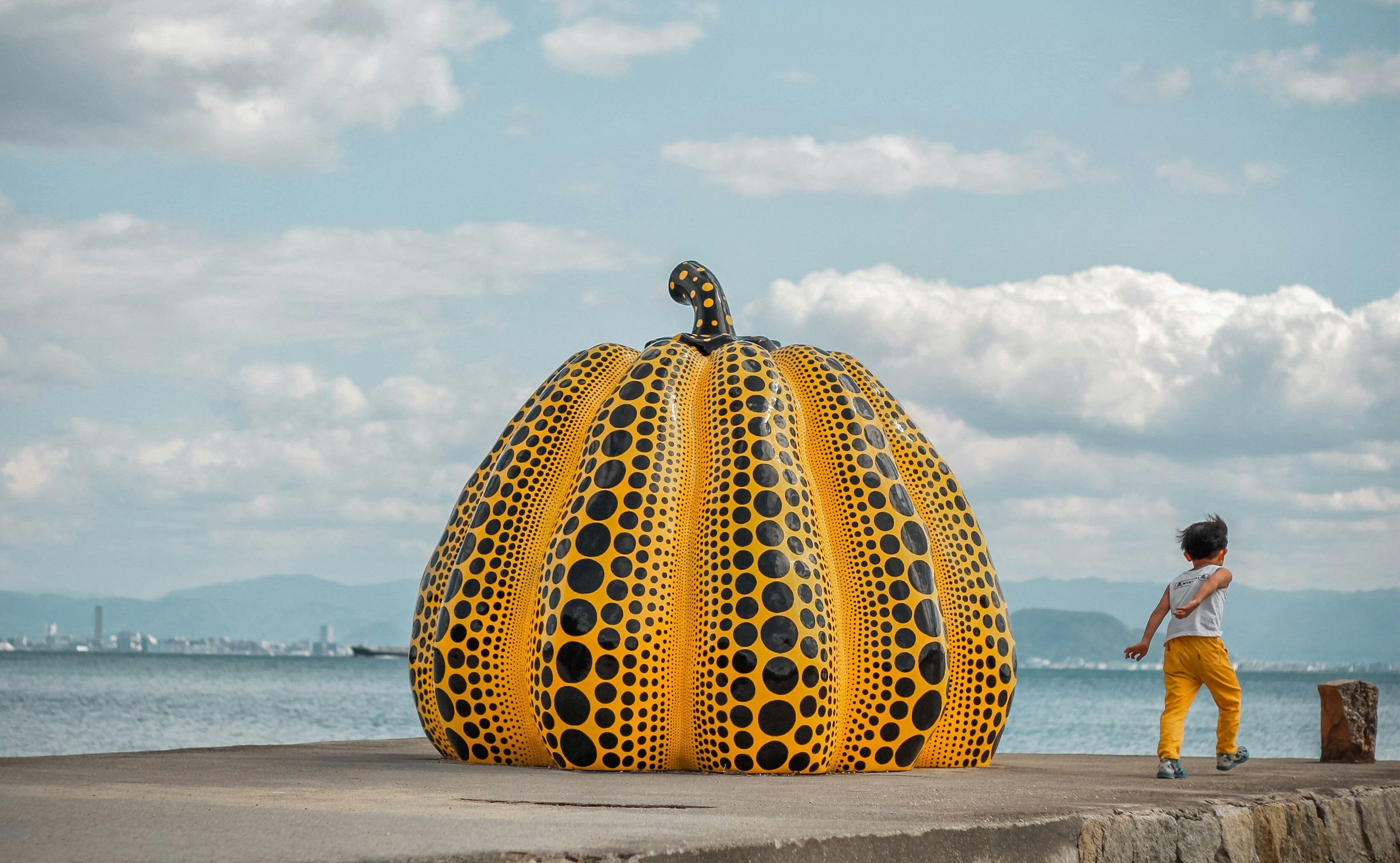 Japan-Naoshima-kunsteiland-gele-pompoen-2