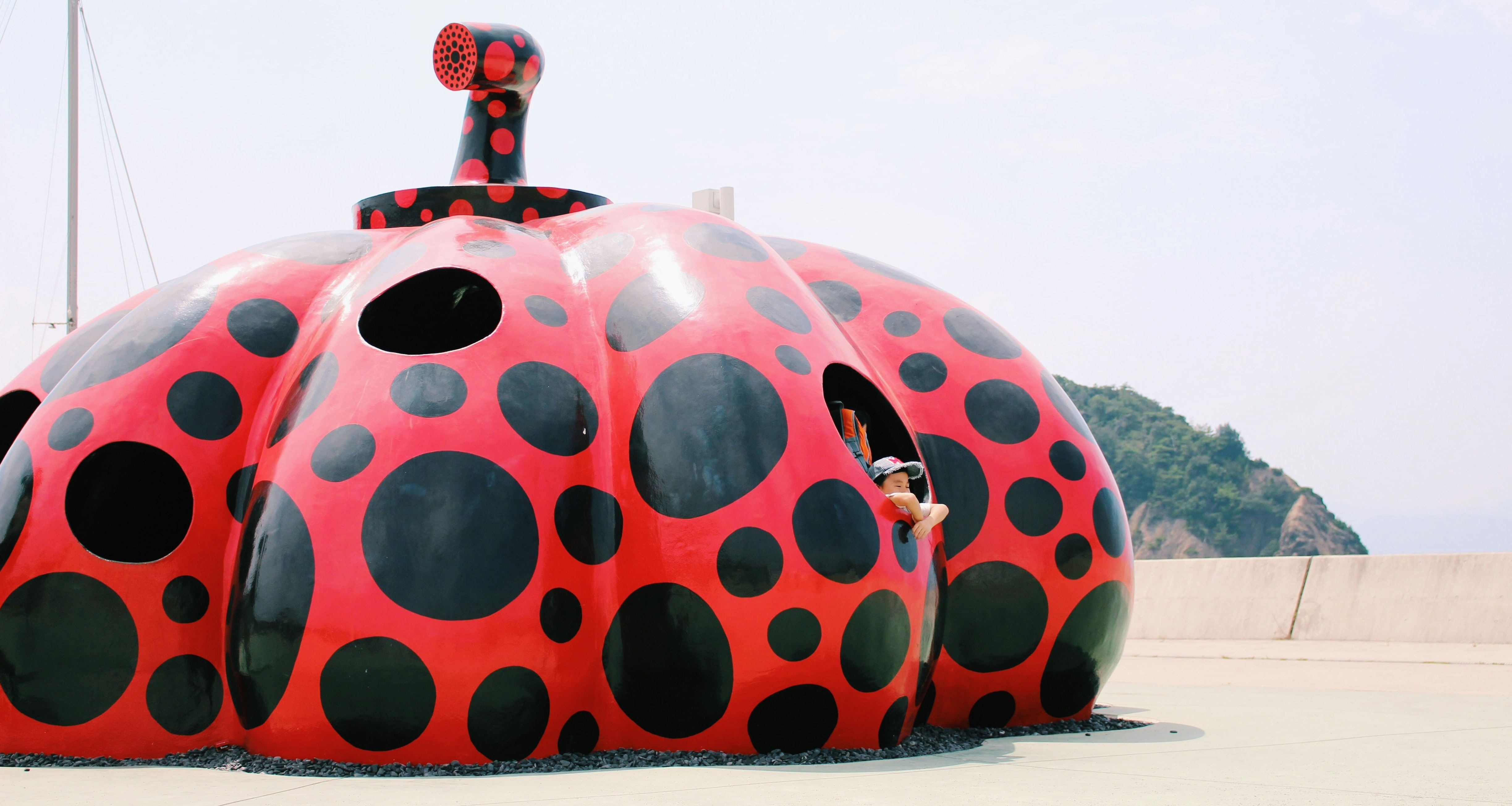 Japan-Naoshima-kunsteiland-rode-pompoen-2
