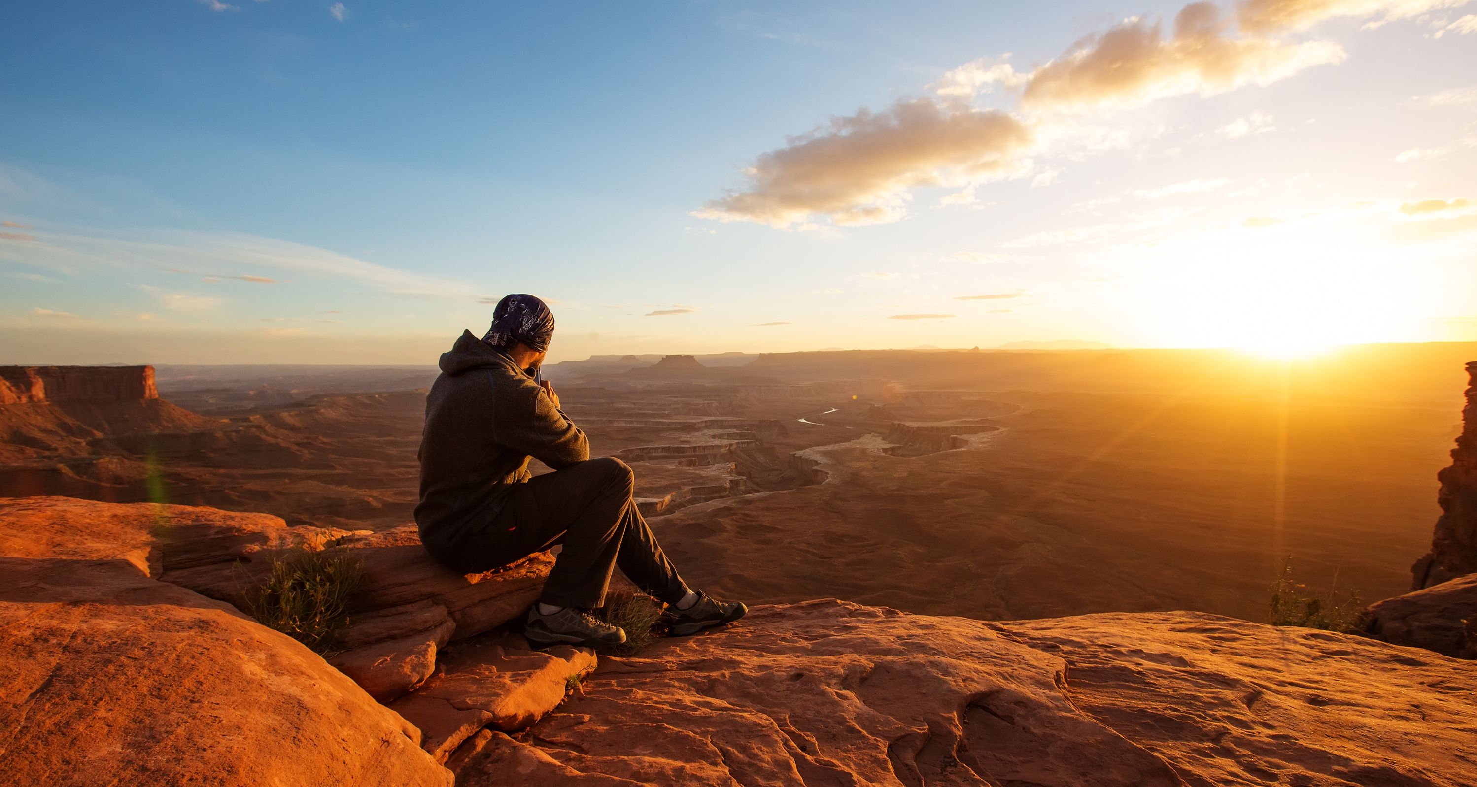 Amerika-Utah-Canyonlands-National-Park-hiker-geniet-van-het-uitzicht