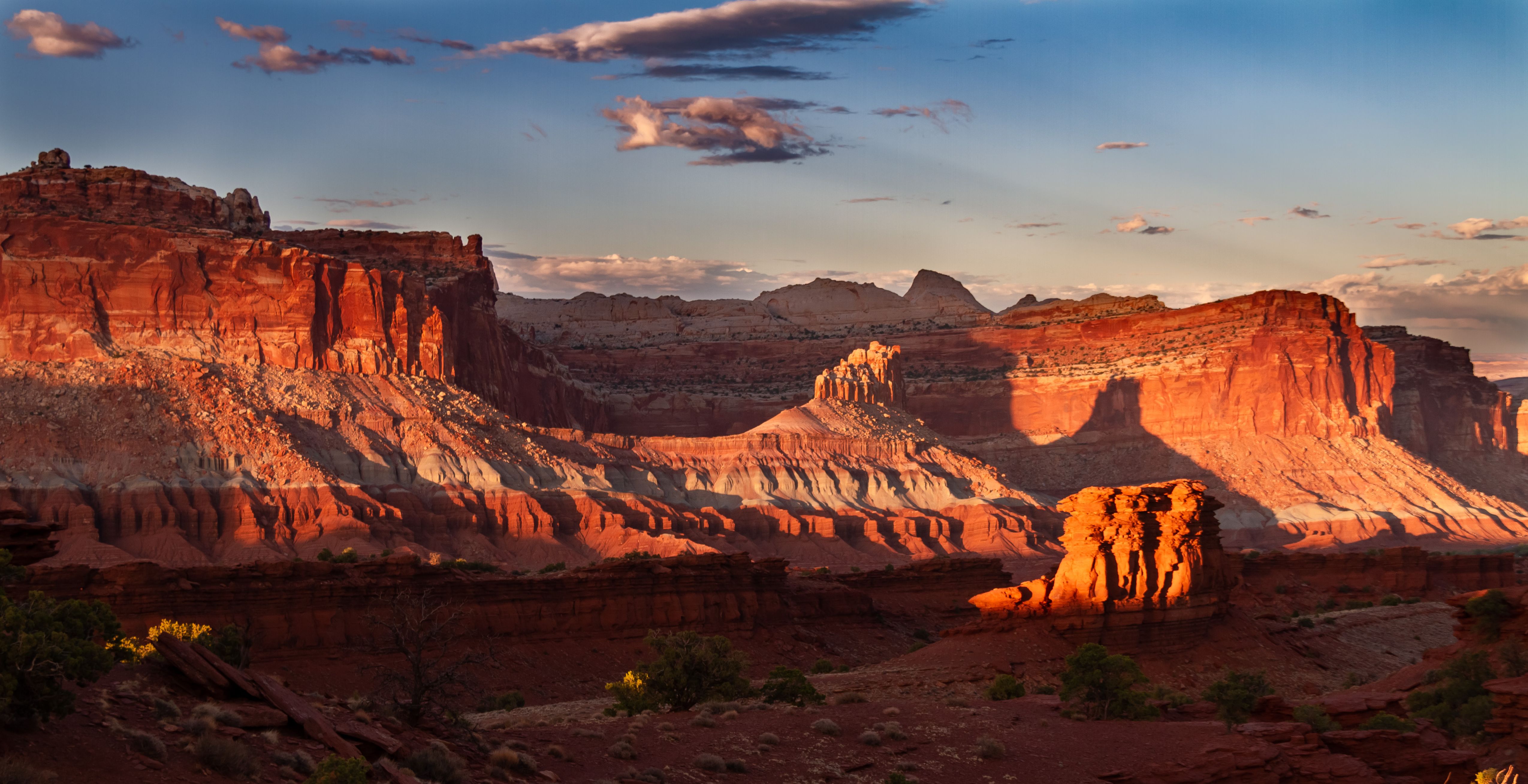 Amerika-Utah-Capitol-Reef-National-Park-gekleurde-rotsen-bij-zonsondergang