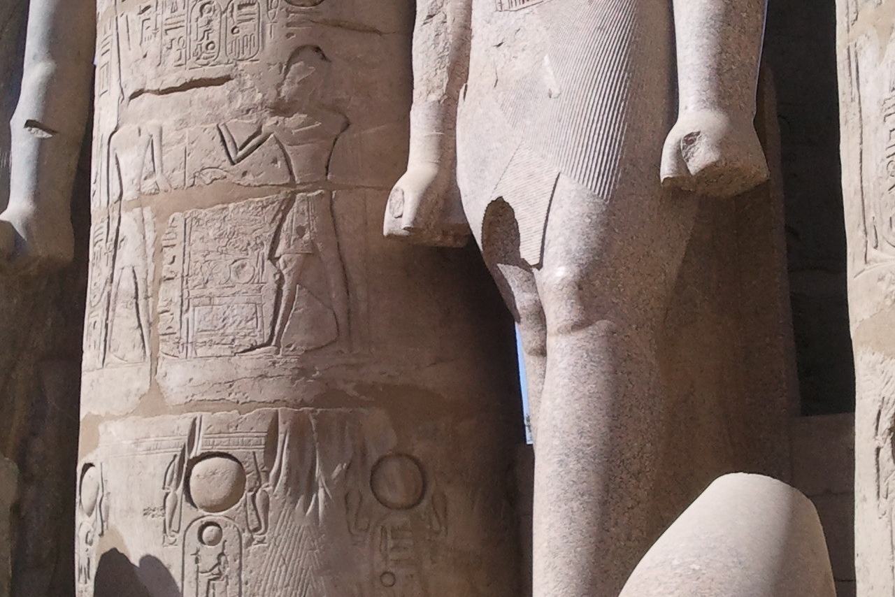 egypte-luxor-oostoever-luxor-tempel-zuilen-en-beelden