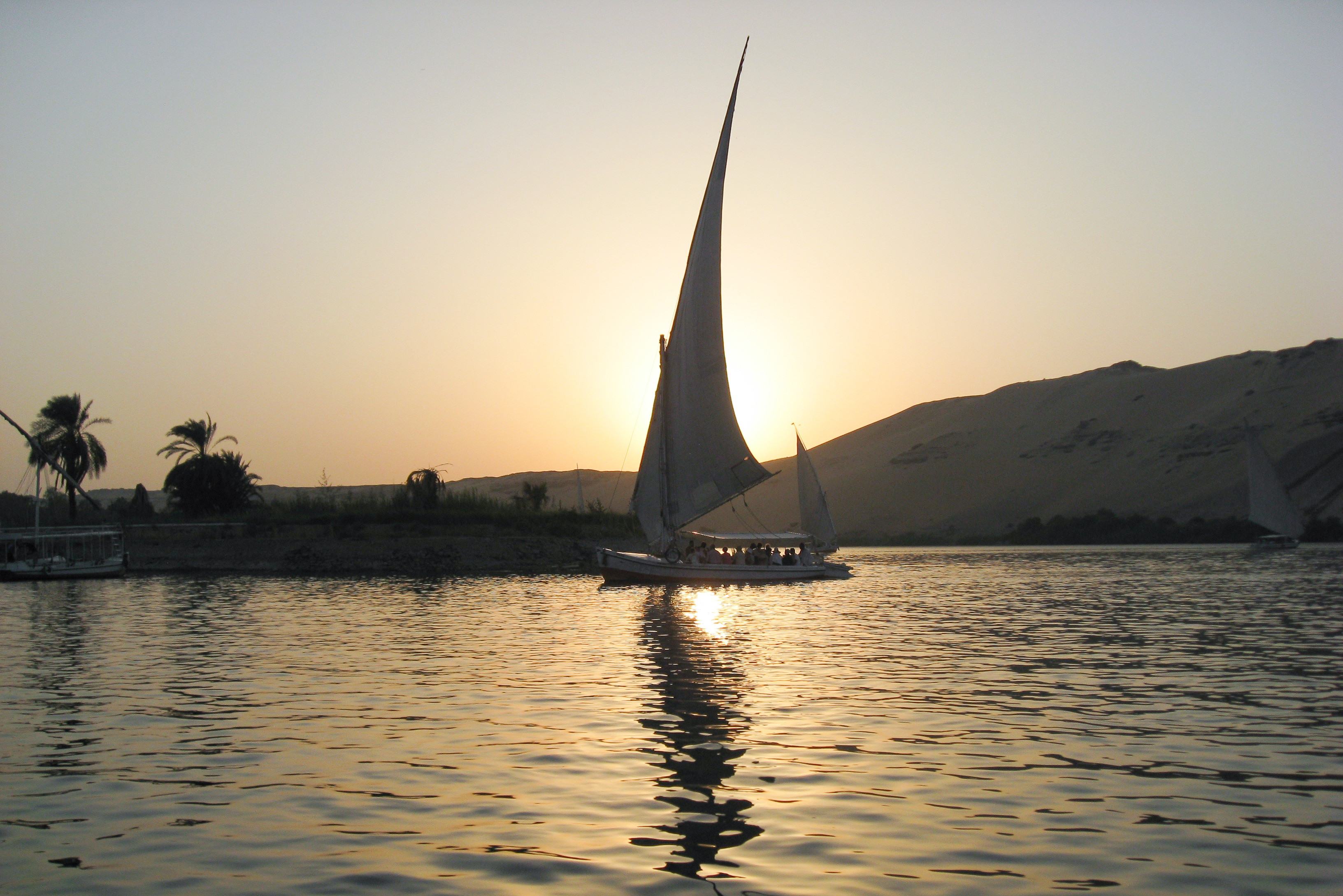 egypte-luxor-excursie-zeilen-op-een-traditionele-felucca-zonsondergang