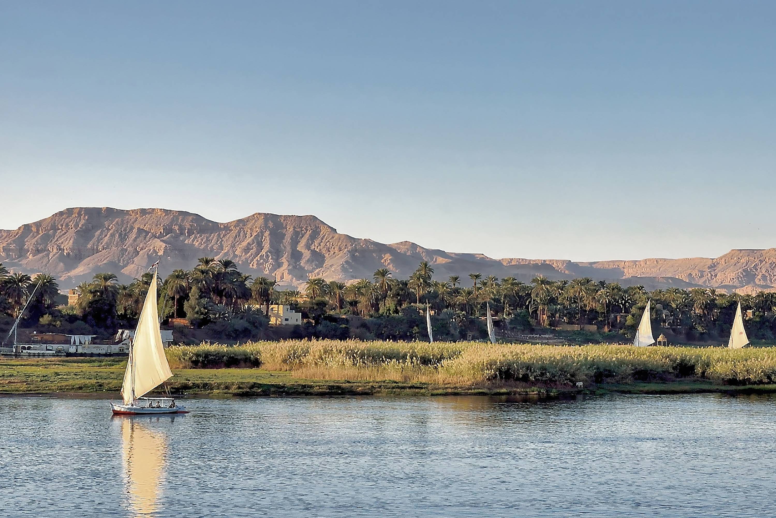 egypte-luxor-excursie-zeilen-op-een-traditionele-felucca-op-de-nijl