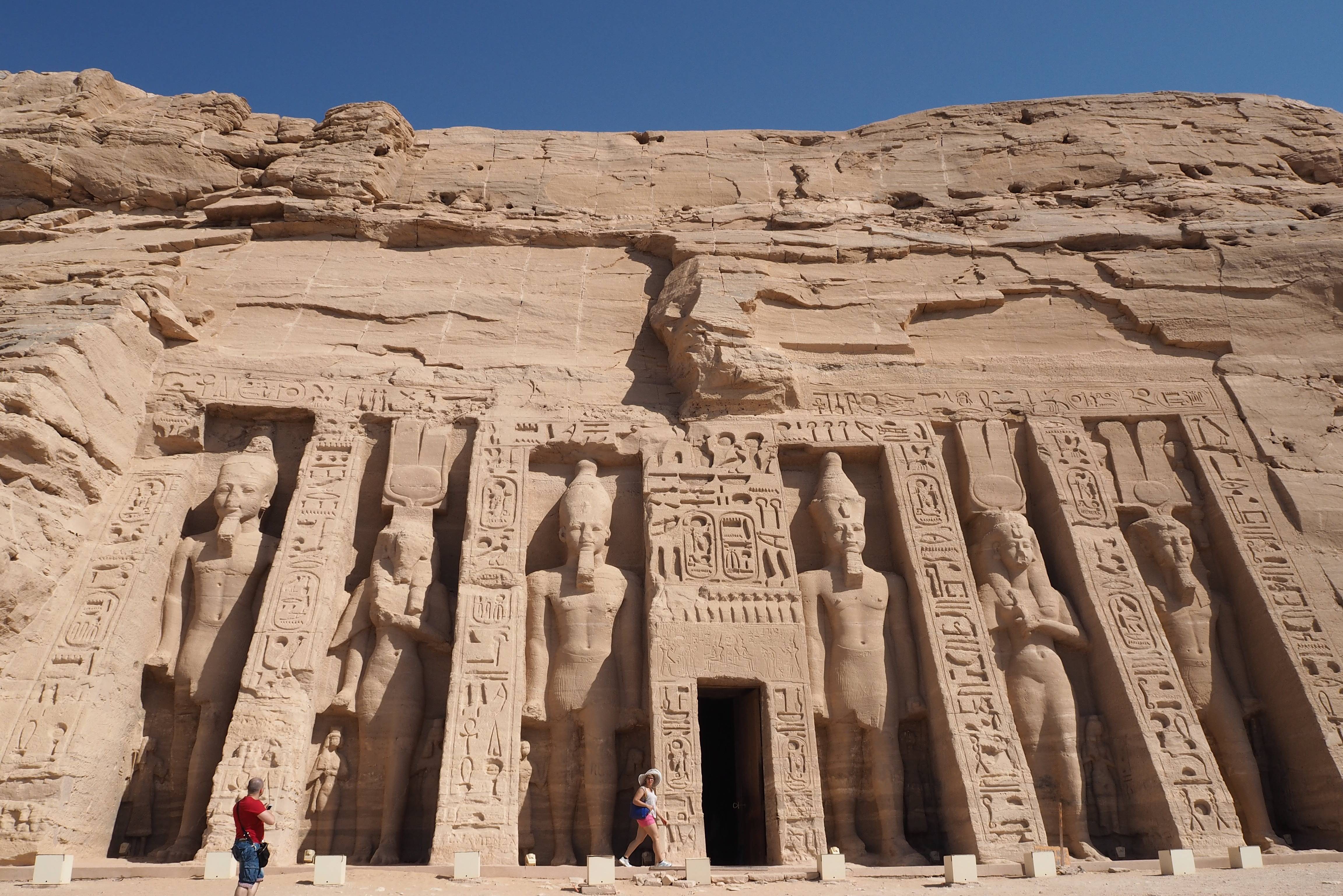 Egypte Aswan Abu Simbel ingang tempel van Nefertari