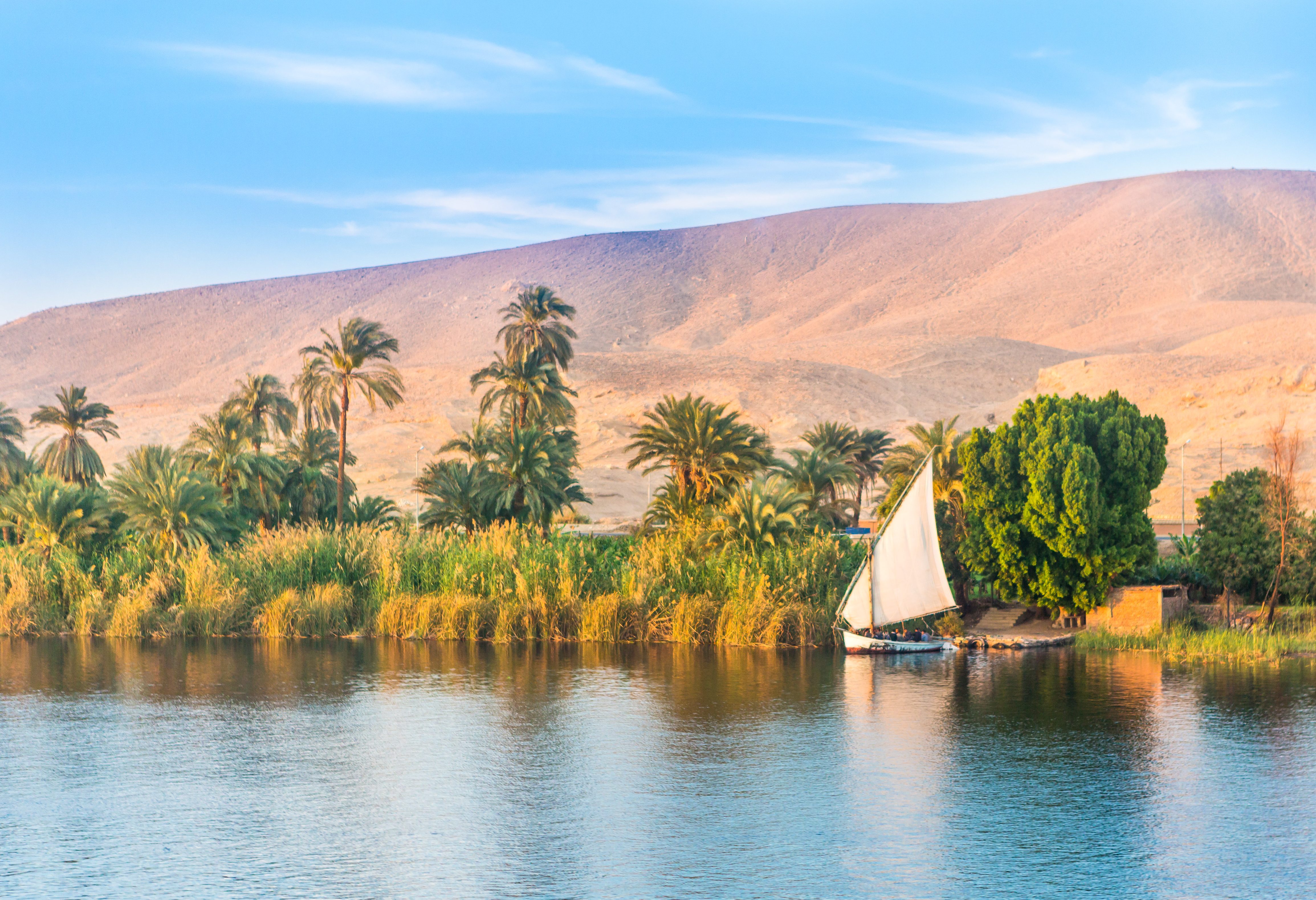 Zeilen met een felucca boot op de Nijl Luxor Egypte