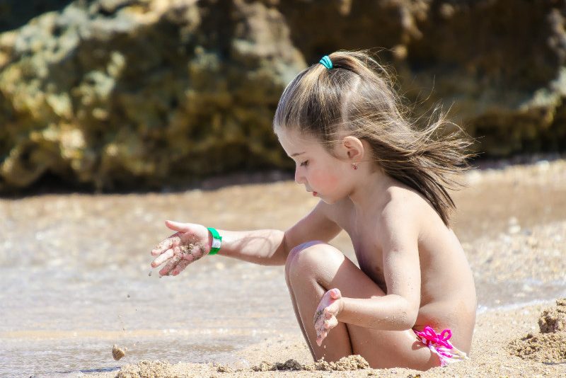 egypte-hurghada-rode-zee-kind-speelt-op-het-strand