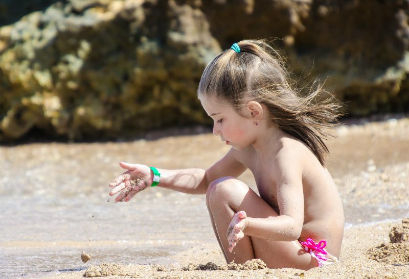 egypte-hurghada-rode-zee-kind-speelt-op-het-strand