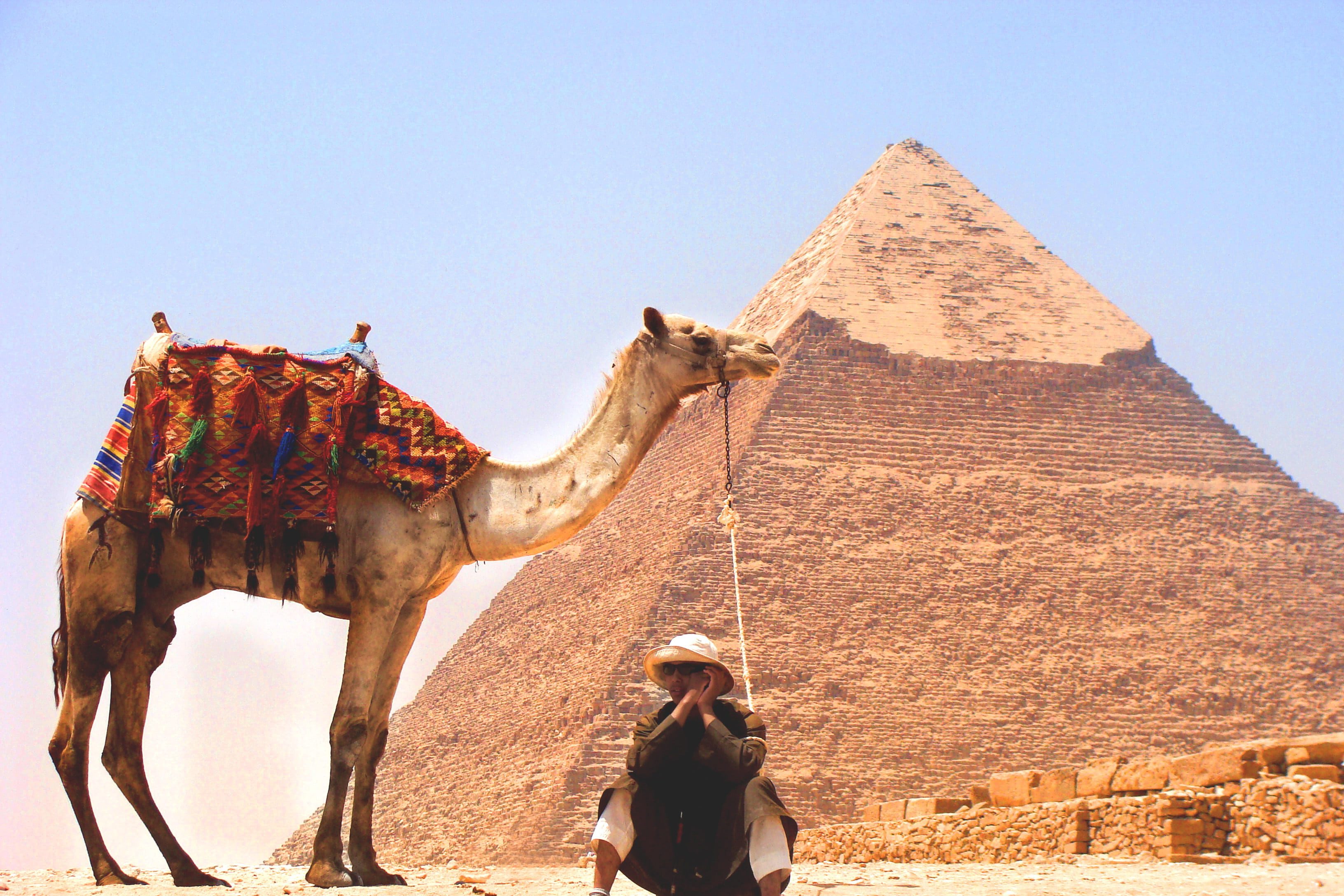 egypte-cairo-uitzicht-op-de-piramide-van-cheops-met-kameel-op-voorgrond